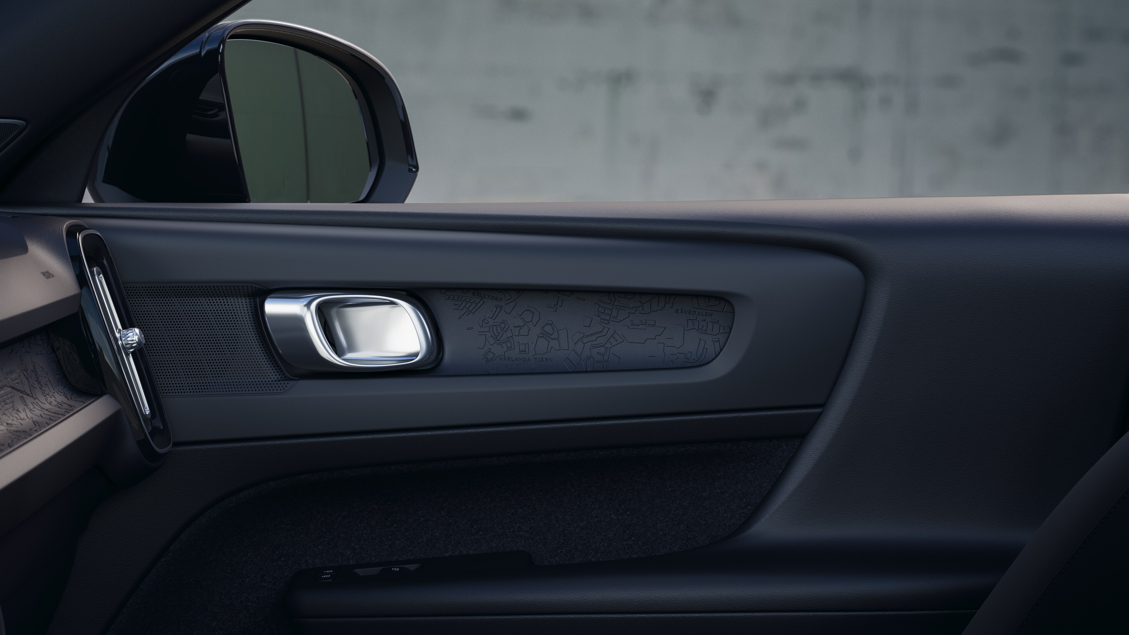 Interno di un'auto Volvo che mostra i sedili dei passeggeri anteriori e posteriori, il volante, il cruscotto e la console centrale su uno sfondo semplice in studio.