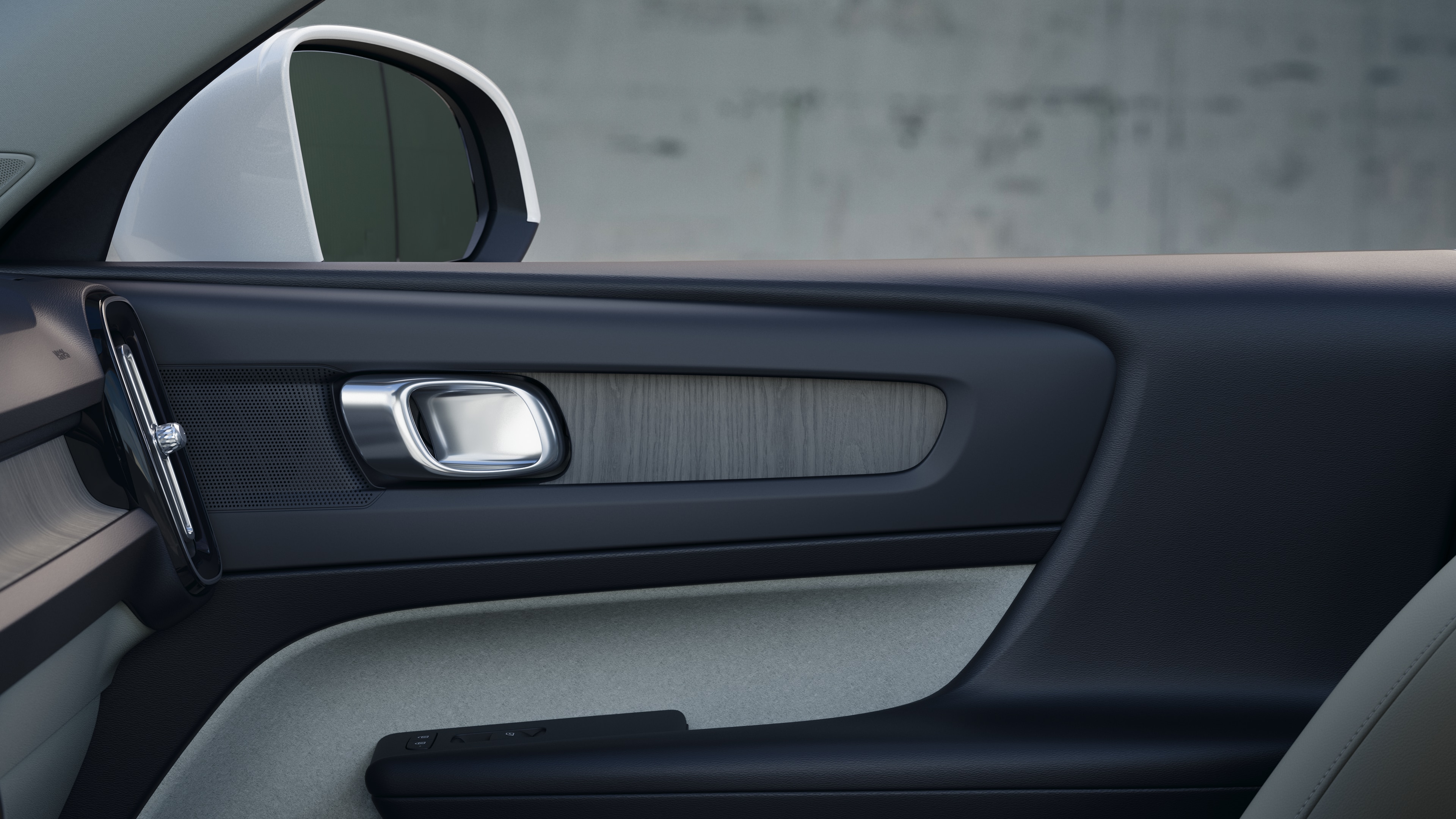 평범한 스튜디오 배경에 앞좌석 및 뒷좌석 조수석, 스티어링 휠, 대시보드 및 센터 콘솔을 보여주는 볼보 자동차 내부.