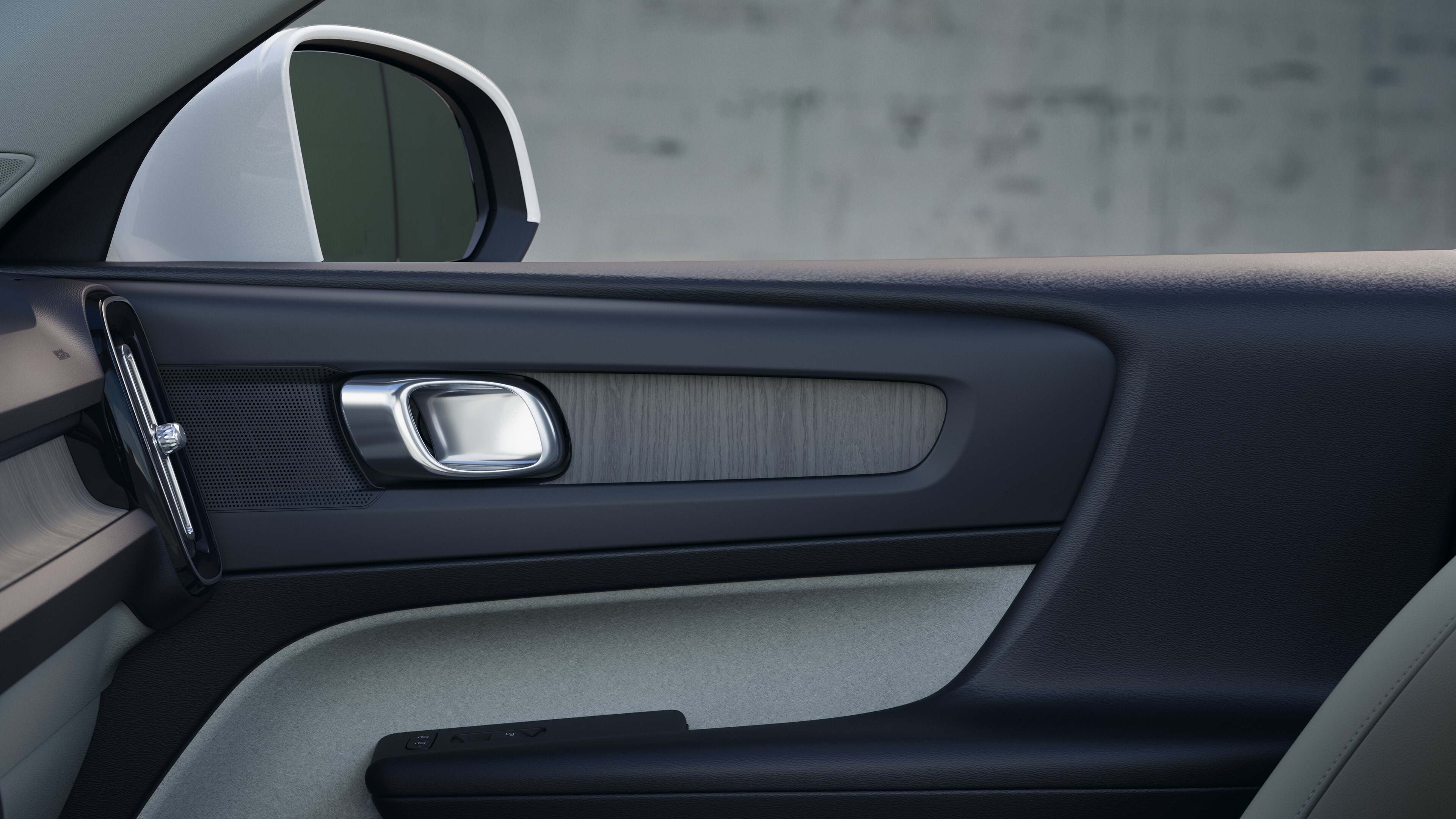 평범한 스튜디오 배경에 앞좌석 및 뒷좌석 조수석, 스티어링 휠, 대시보드 및 센터 콘솔을 보여주는 볼보 자동차 내부.