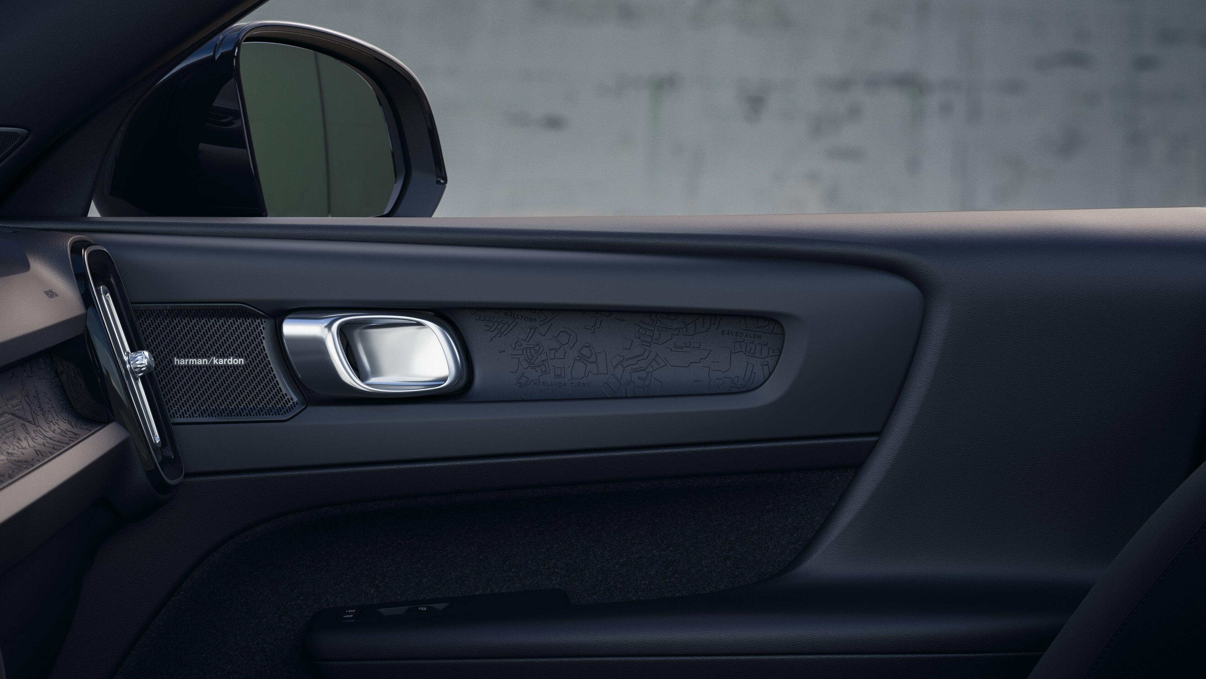 Intérieur Volvo montrant les sièges passagers avant et arrière, le volant, le tableau de bord et la console centrale sur un fond de studio uni.