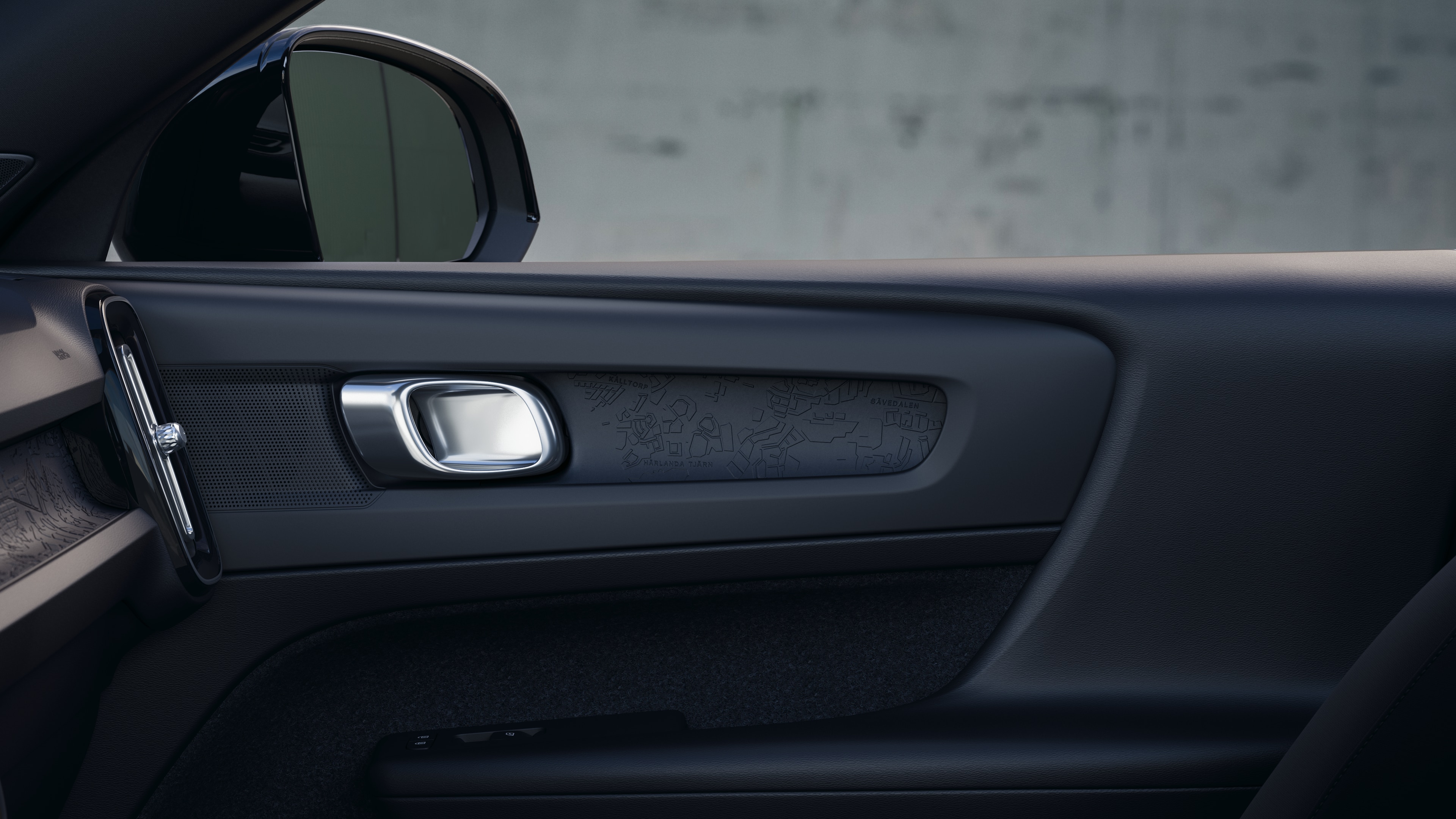 Volvo -auton sisätiloissa näkyy etu- ja takamatkustajan istuimet, ohjauspyörä, kojelauta ja keskikonsoli selkeällä studiotaustalla.