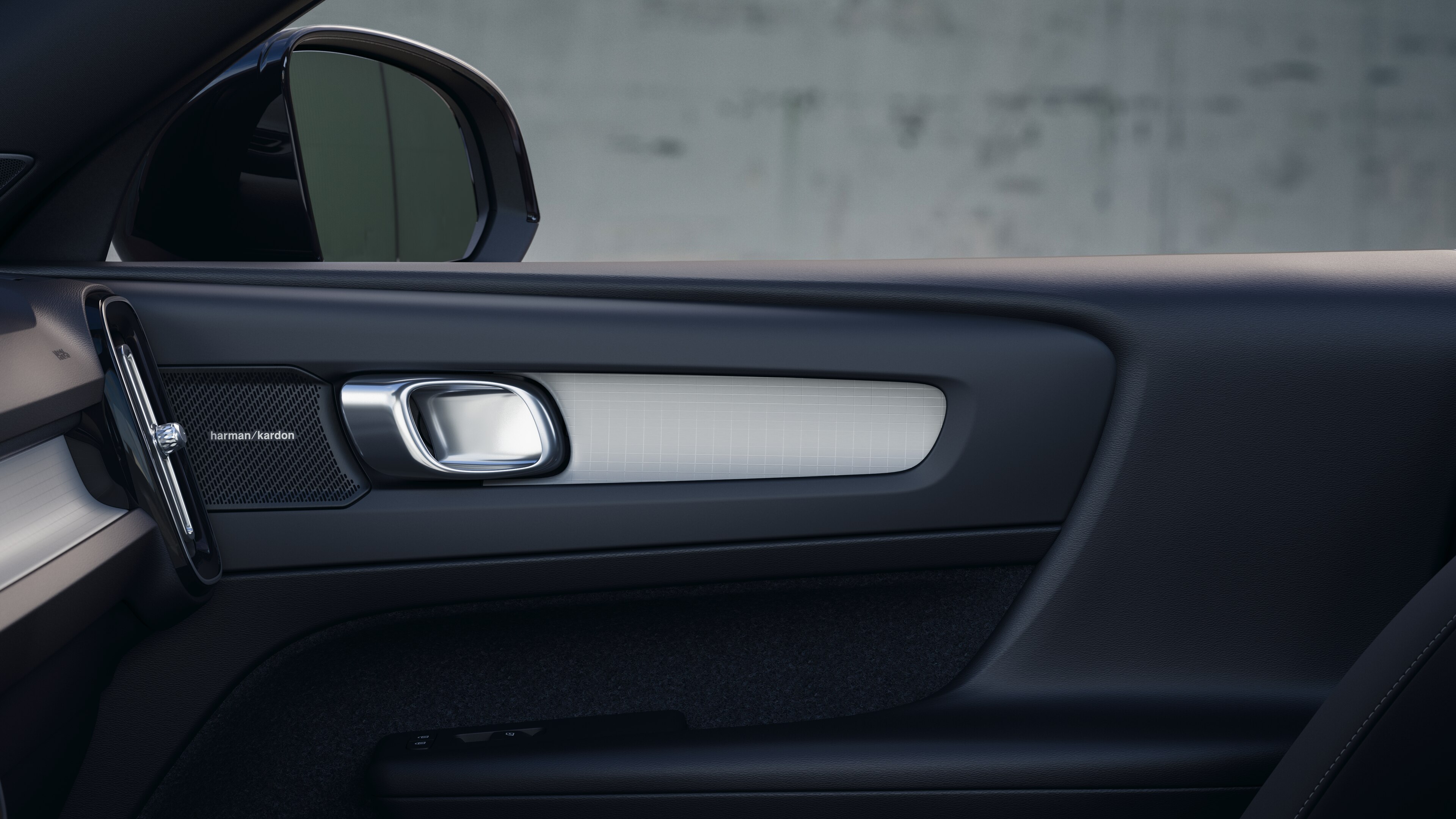 Interno di un'auto Volvo che mostra i sedili dei passeggeri anteriori e posteriori, il volante, il cruscotto e la console centrale su uno sfondo semplice in studio.