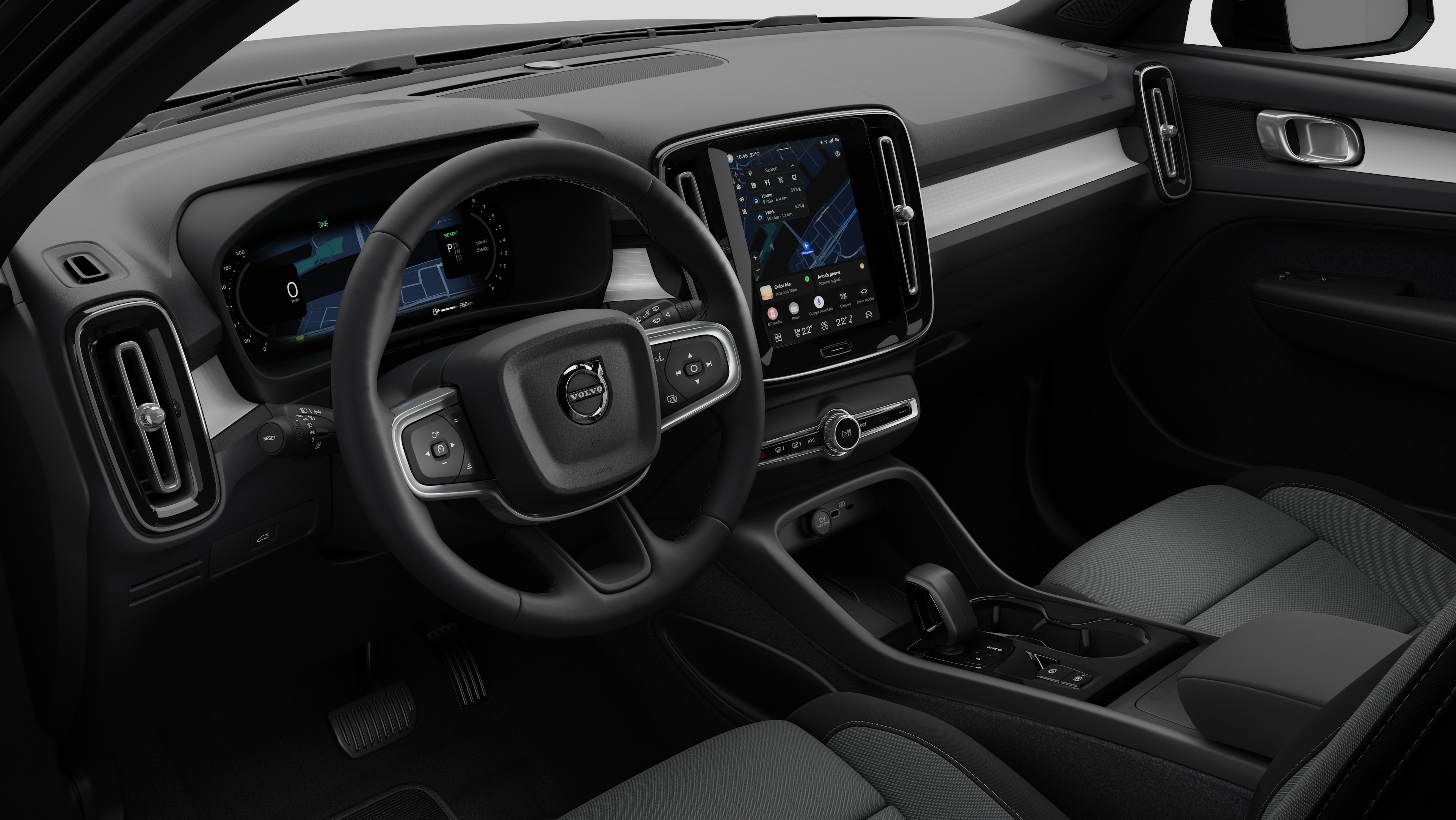 Sisäkuva Volvo -autosta, jossa näkyy kojelauta, ohjauspyörä, keskikonsoli ja digitaalinen näyttö tavallisella studiotaustalla.