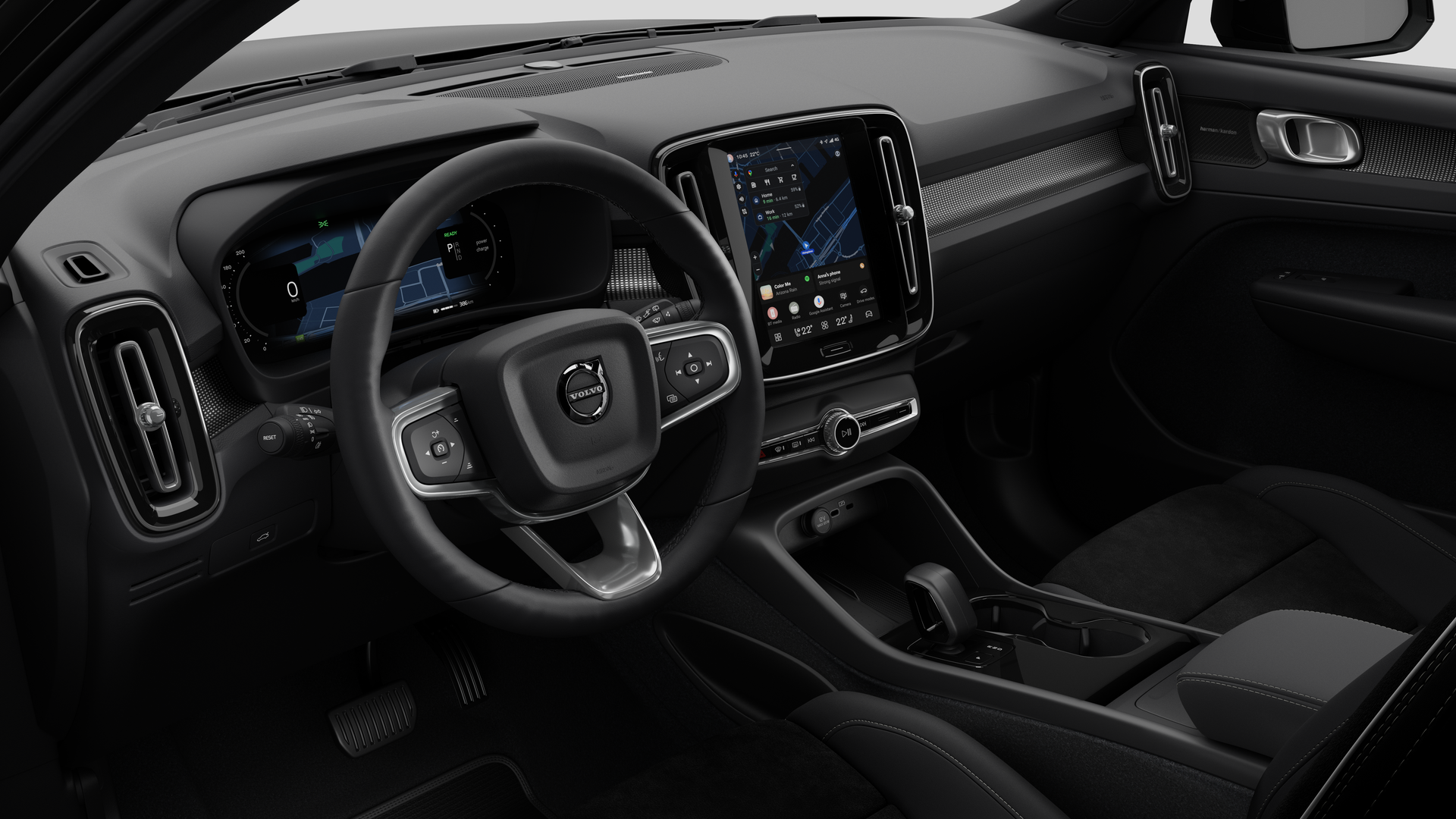 Vue intérieure d’une voiture Volvo montrant le tableau de bord, le volant, la console centrale et l’écran d’affichage numérique dans un arrière-plan studio uni.