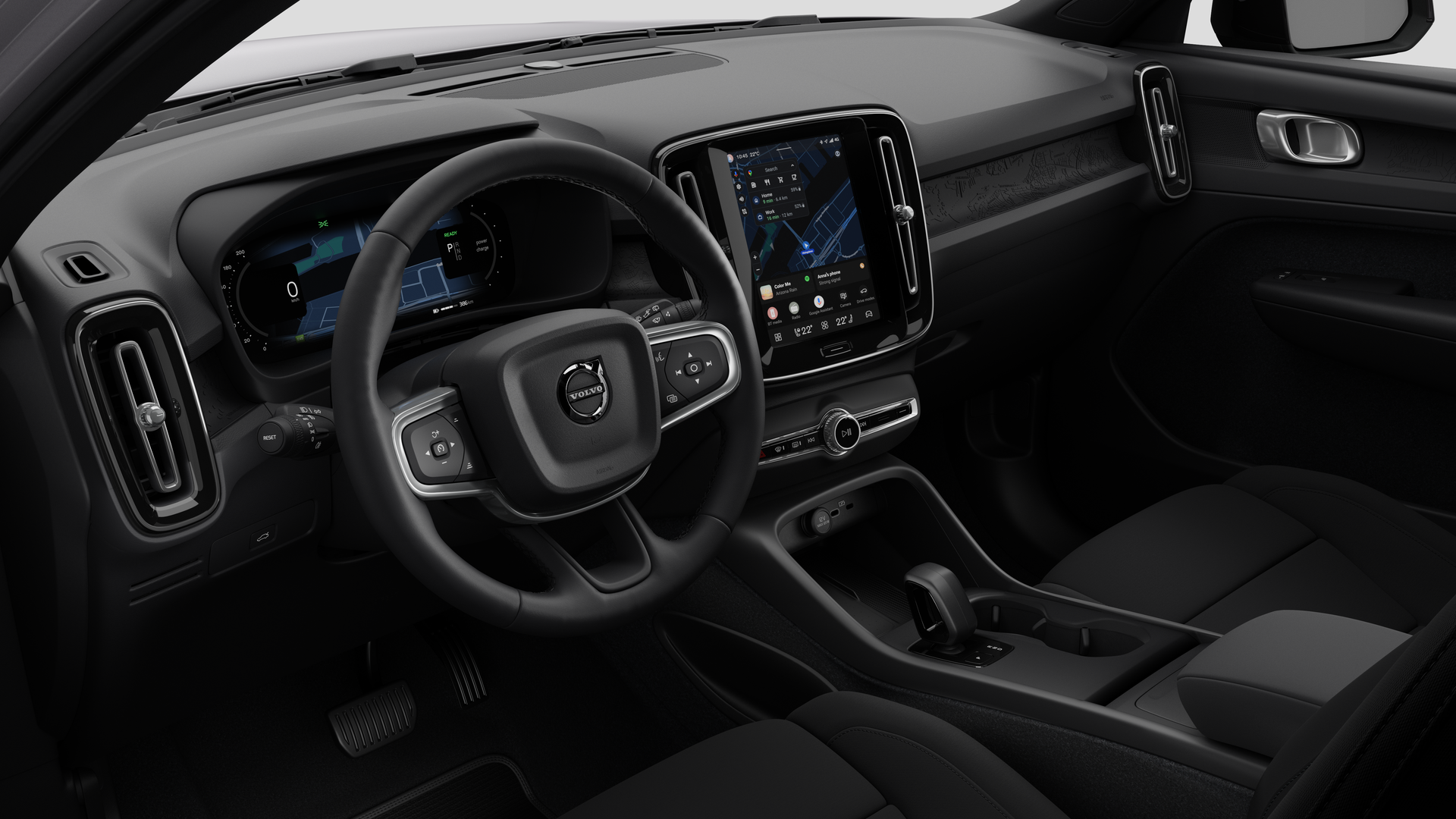 Vue intérieure d’une Volvo montrant le tableau de bord, le volant, la console centrale et l’écran d’affichage numérique sur un fond de studio uni.