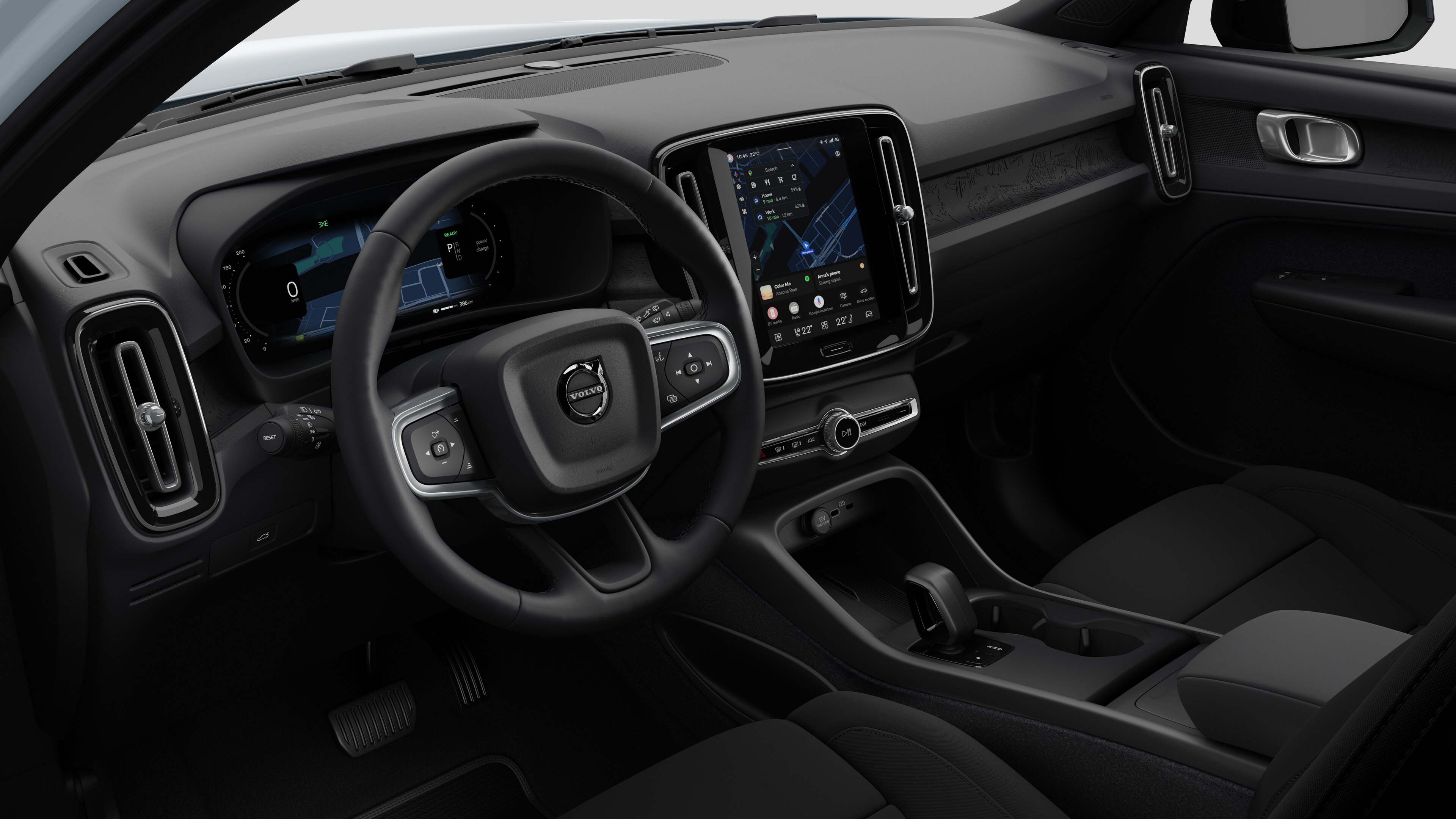 Binnenaanzicht van een Volvo met het dashboard, het stuur, de middenconsole en het digitale beeldscherm in een effen studioachtergrond.