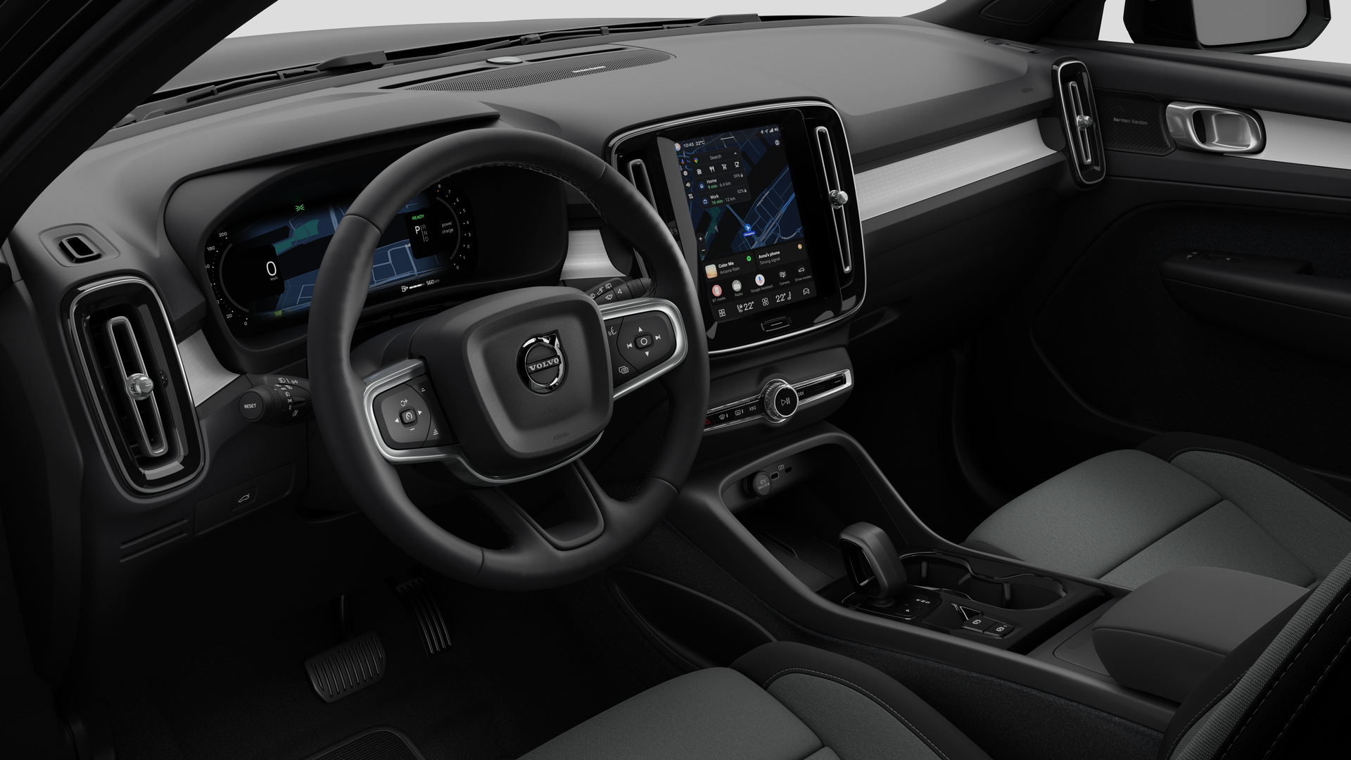 Wnętrze samochodu Volvo z deską rozdzielczą, kierownicą, konsolą środkową i cyfrowym wyświetlaczem na prostym tle studia