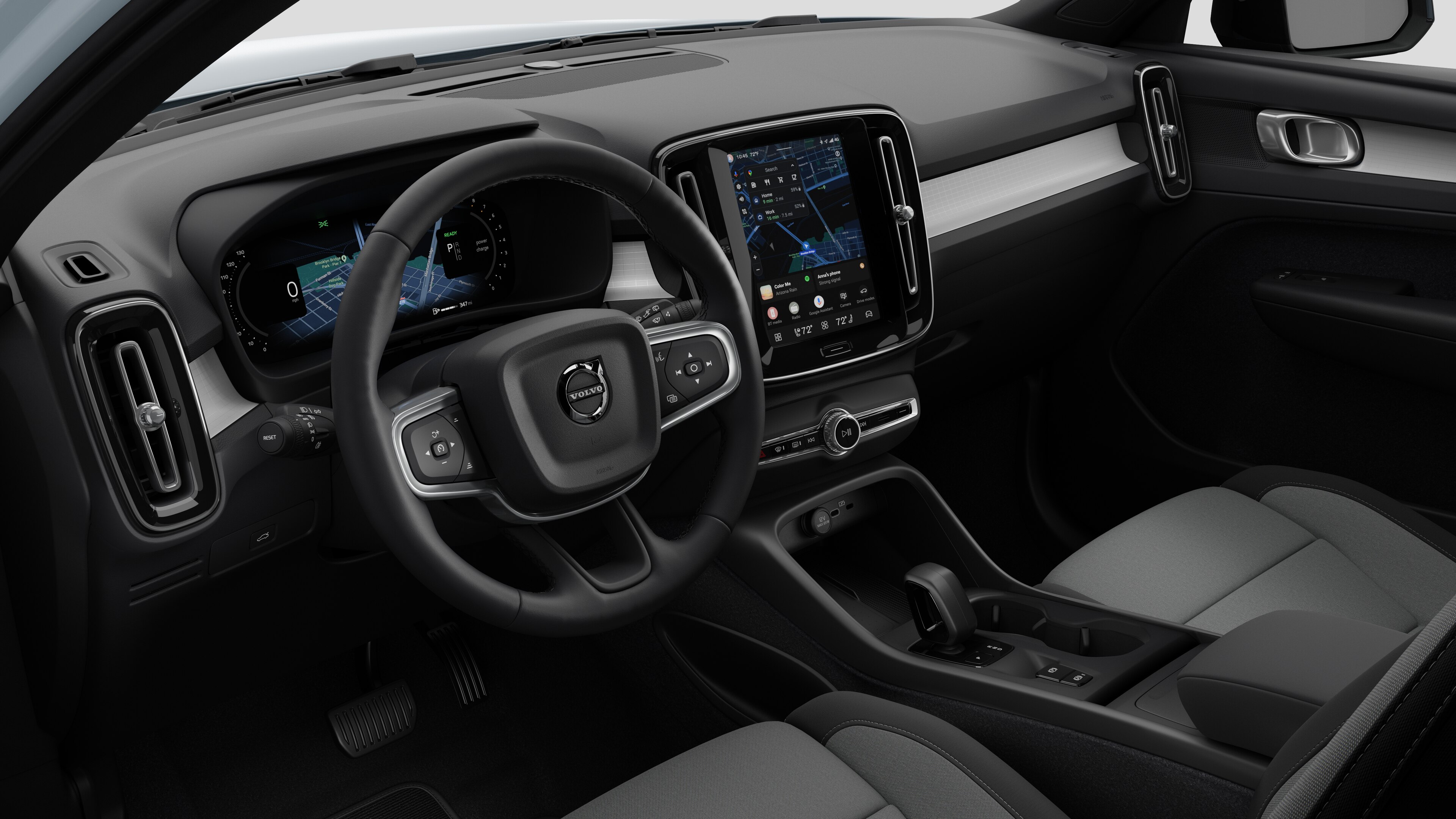 Vista interior de un vehículo Volvo que muestra el salpicadero, el volante, la consola central y la pantalla de visualización digital en un fondo de estudio liso.