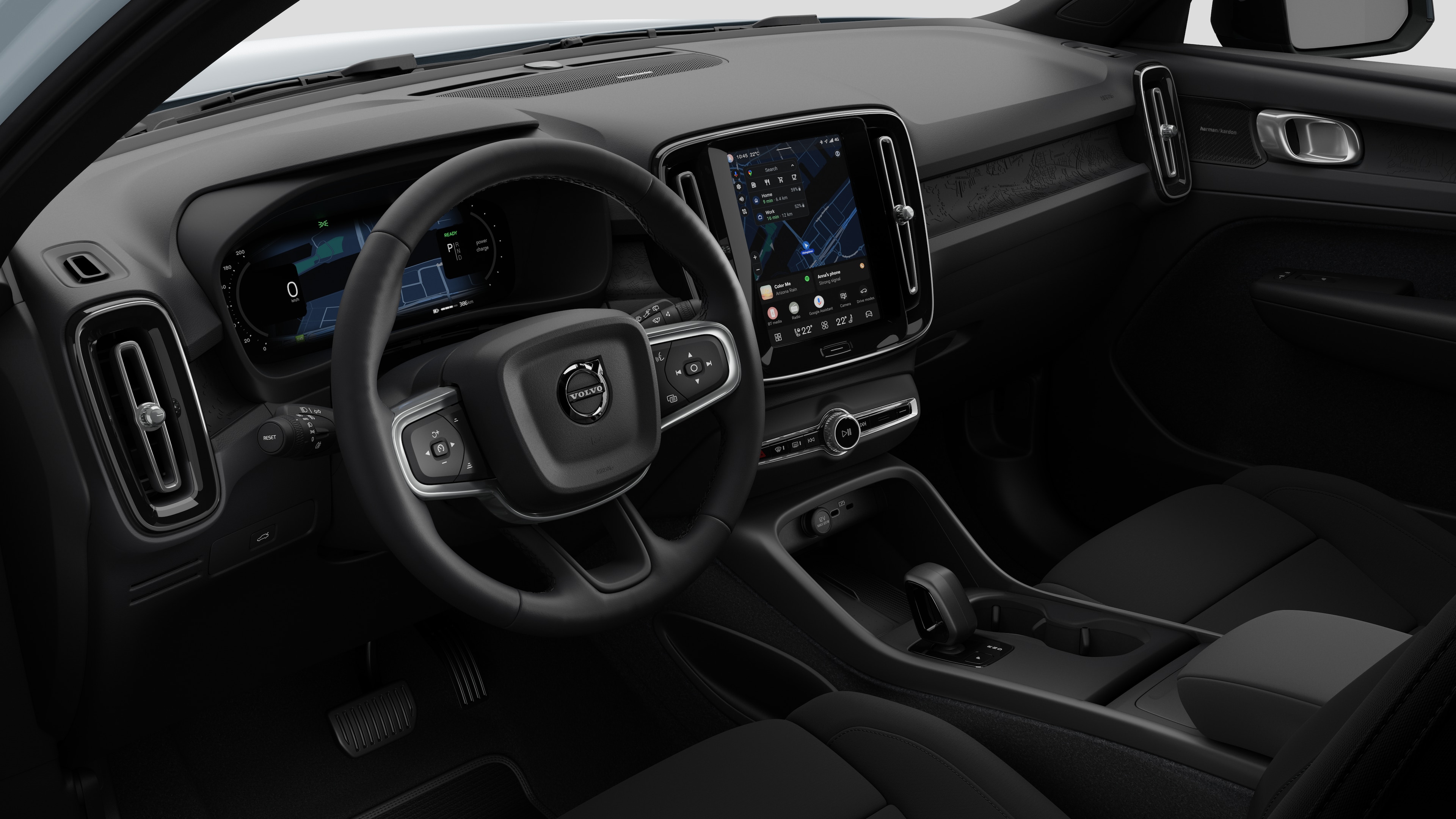 Vista interna di un'auto Volvo che mostra il cruscotto, il volante, la console centrale e lo schermo digitale sullo sfondo di uno studio.