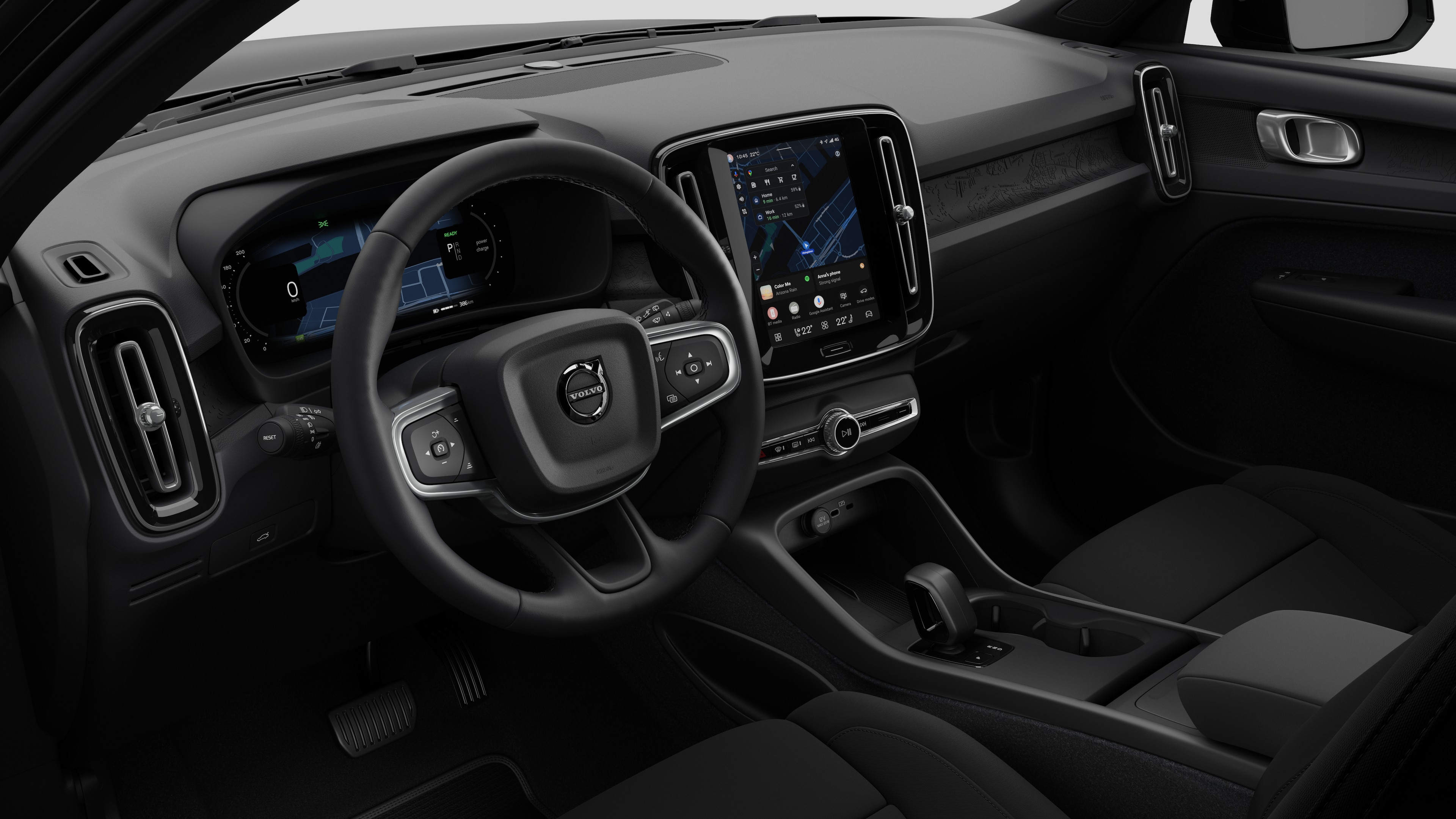 Sisäkuva Volvo -autosta, jossa näkyy kojelauta, ohjauspyörä, keskikonsoli ja digitaalinen näyttö tavallisella studiotaustalla.