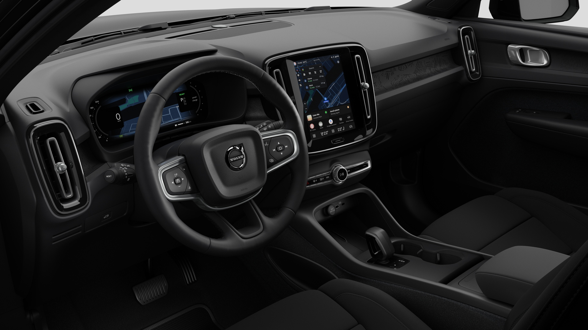 Sisäkuva Volvo -autosta, jossa näkyy kojelauta, ohjauspyörä, keskikonsoli ja digitaalinen näyttö tavallisella studiotaustalla.