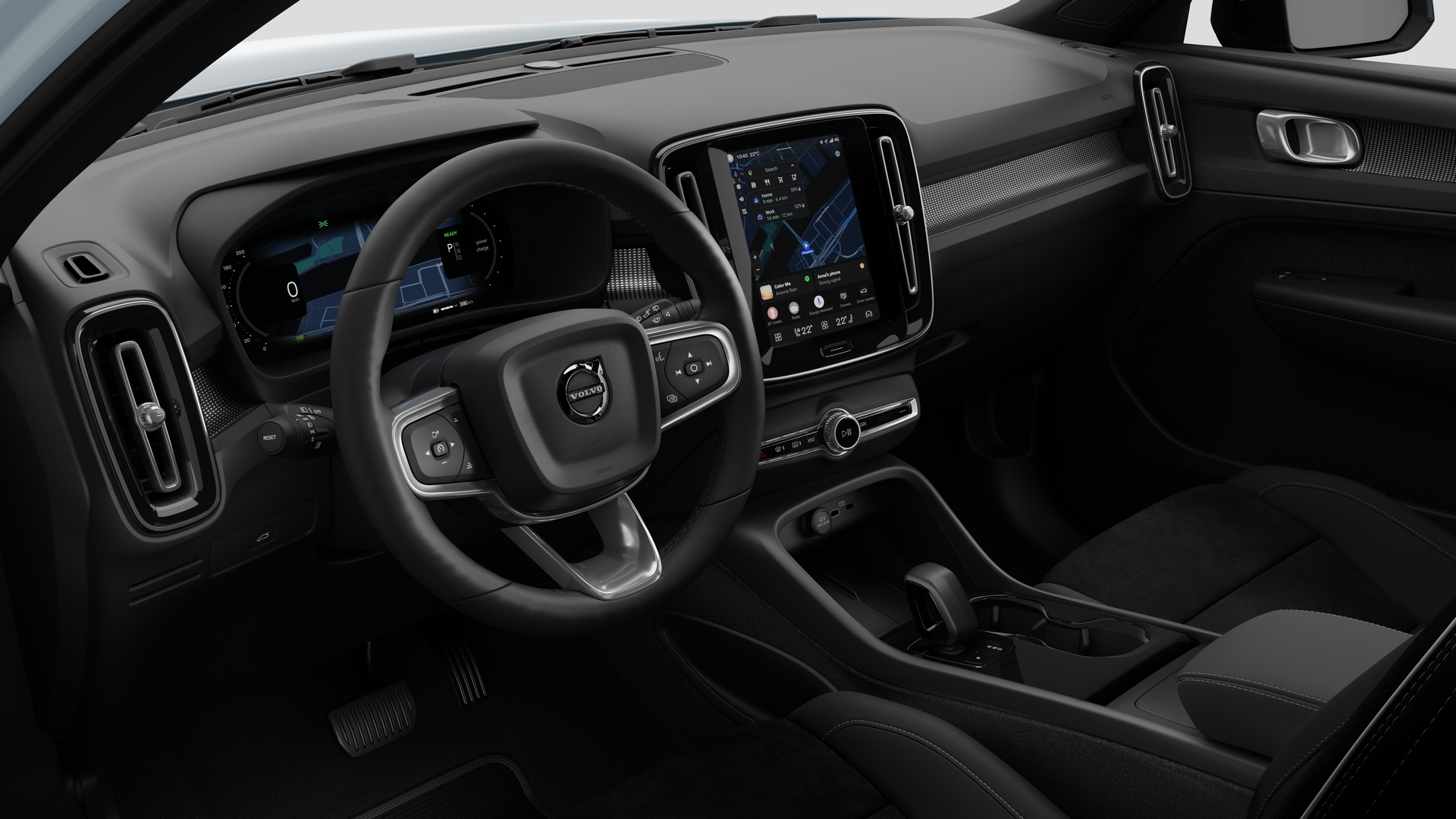 Dashboard, sükan çarxı, mərkəz konsolu və rəqəmsal displey ekranını sadə studiya fonunda göstərən Volvo avtomobilinin daxili görünüşü.