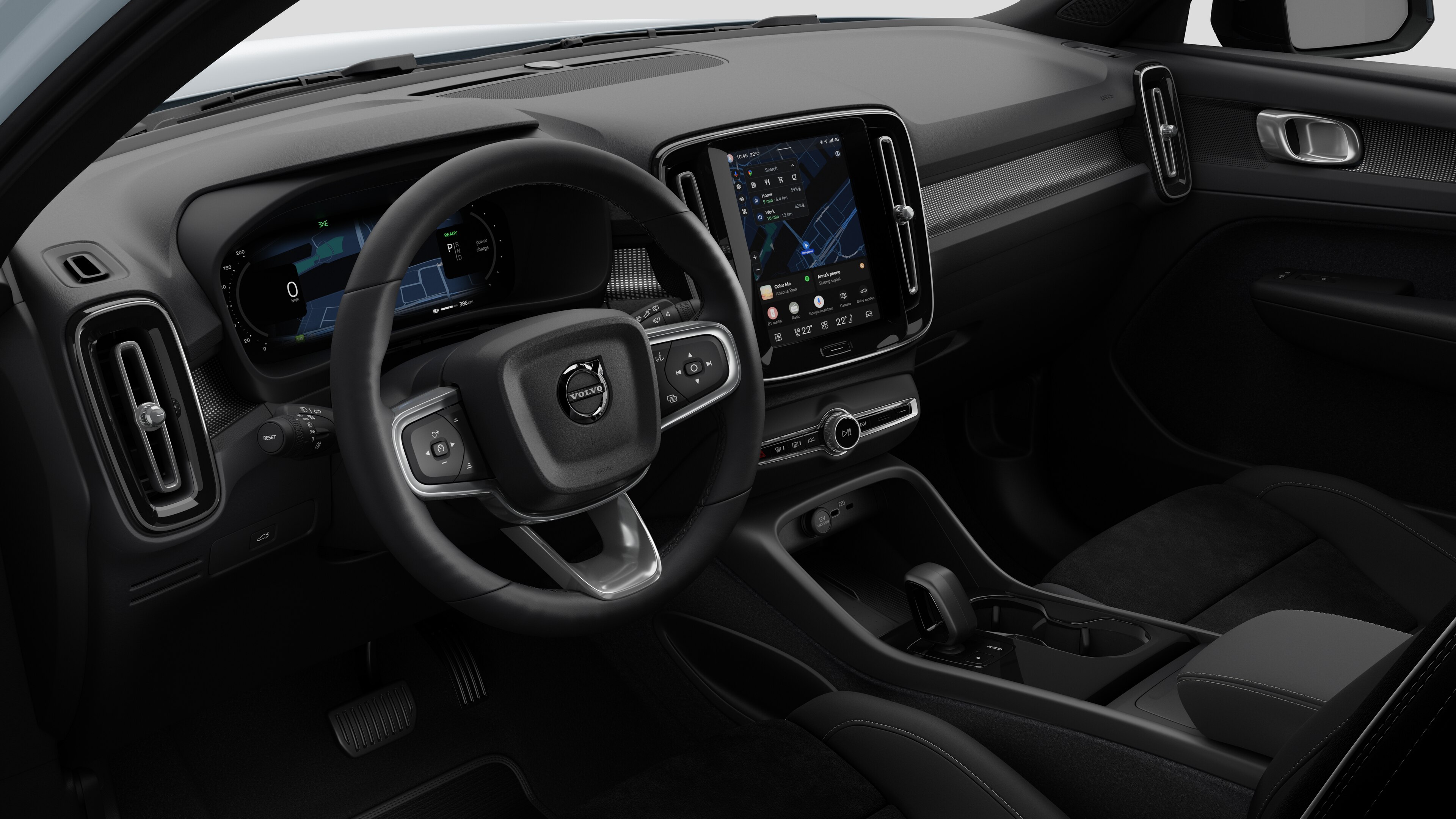 Dashboard, sükan çarxı, mərkəz konsolu və rəqəmsal displey ekranını sadə studiya fonunda göstərən Volvo avtomobilinin daxili görünüşü.