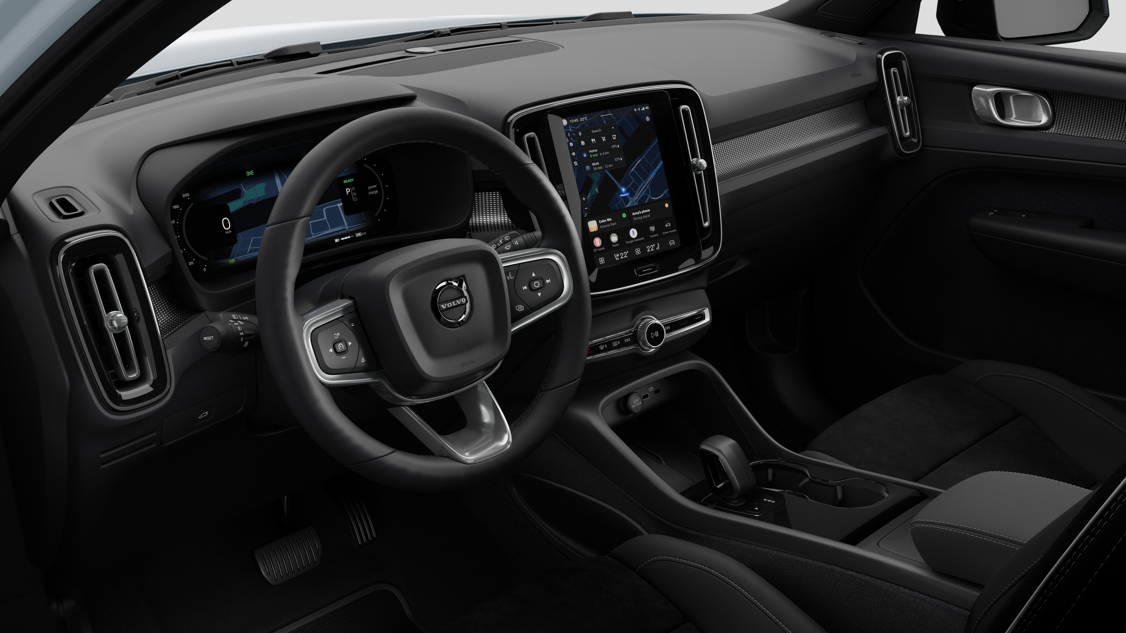 Dashboard, sükan çarxı, mərkəz konsolu və rəqəmsal displey ekranını sadə studiya fonunda göstərən Volvo avtomobilinin daxili görünüşü.