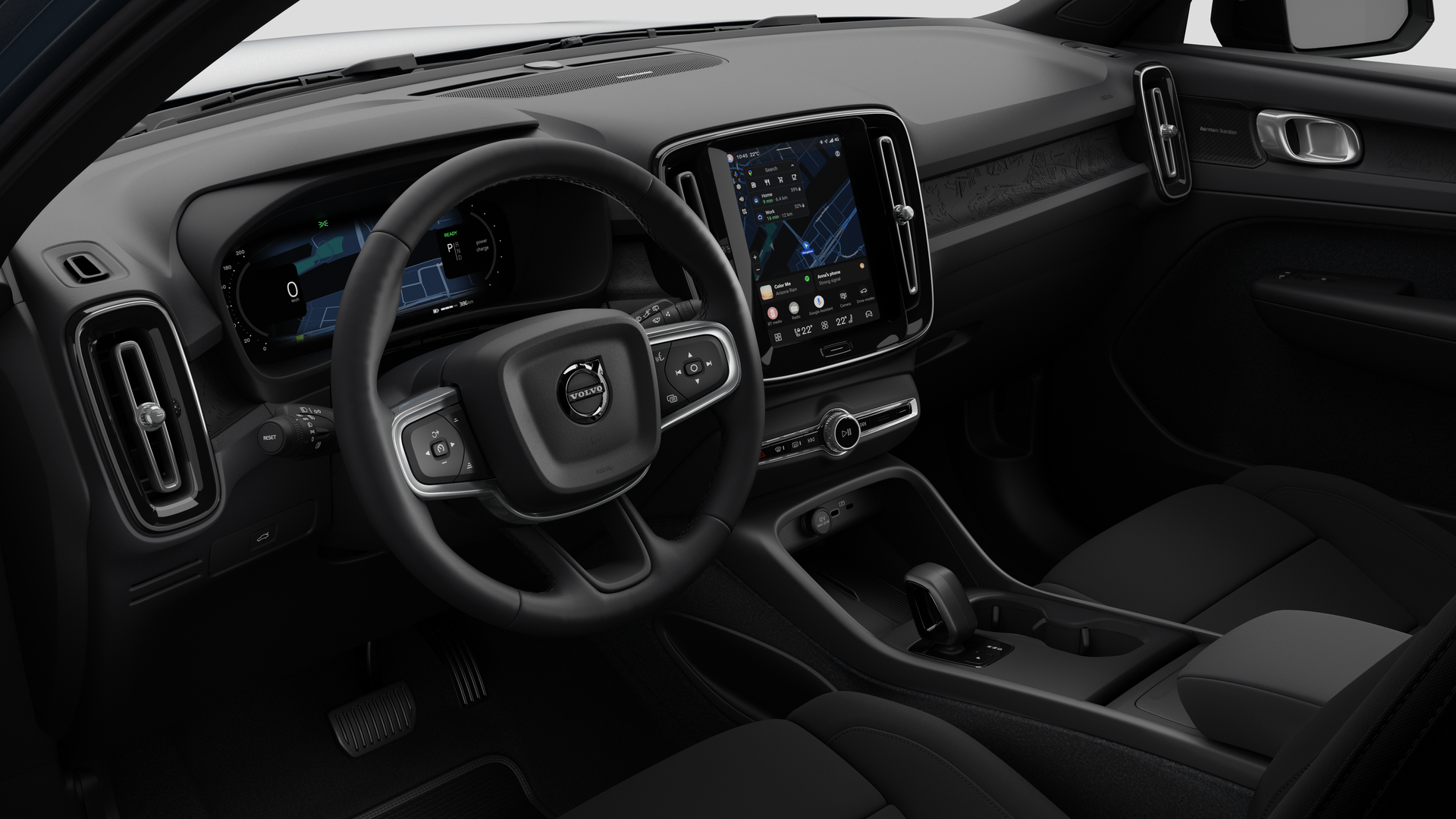 Vue intérieure d’une Volvo montrant le tableau de bord, le volant, la console centrale et l’écran d’affichage numérique sur un fond de studio uni.