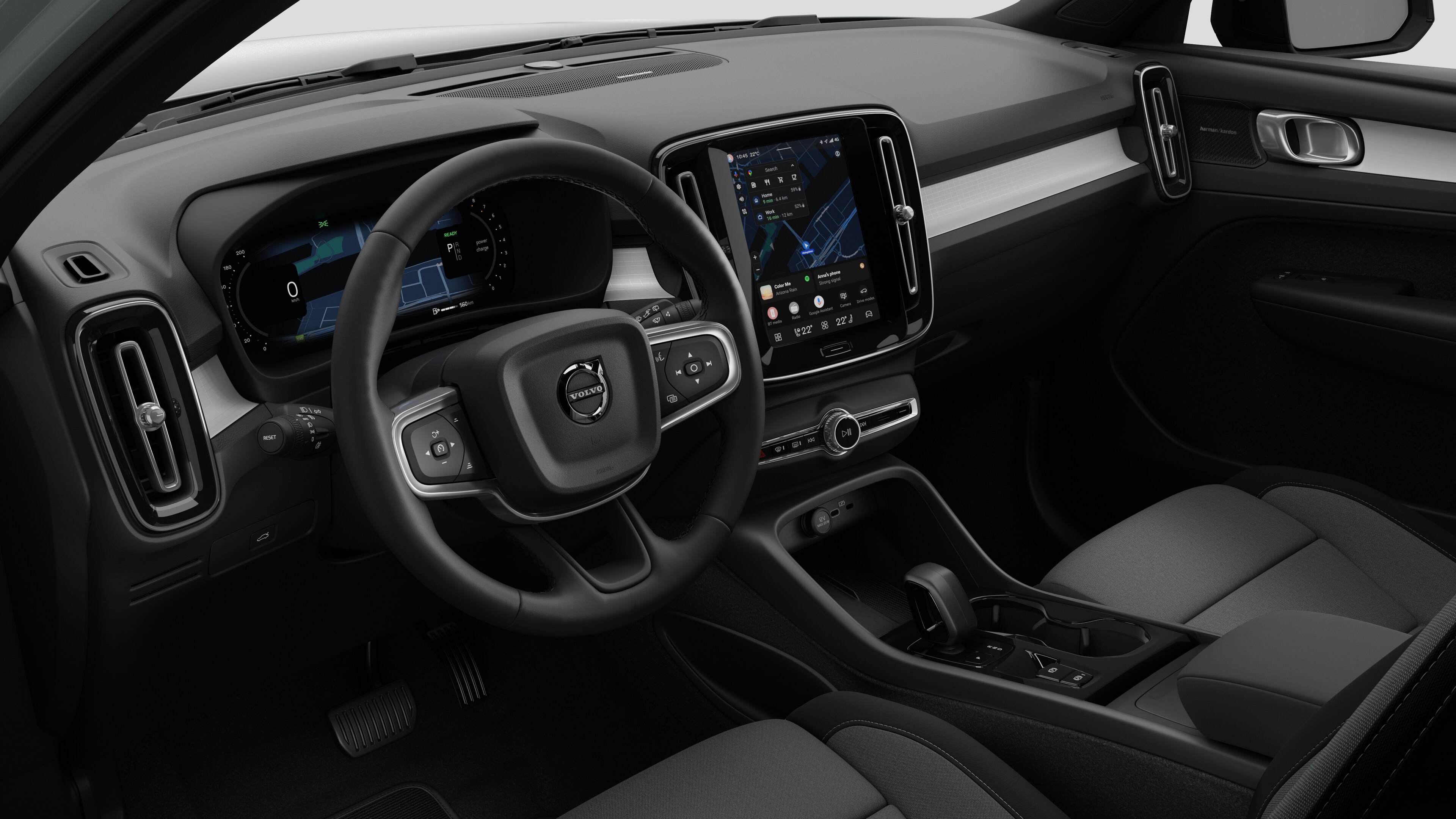 Binnenaanzicht van een Volvo met het dashboard, stuur, middenconsole en digitale display op een effen studioachtergrond.