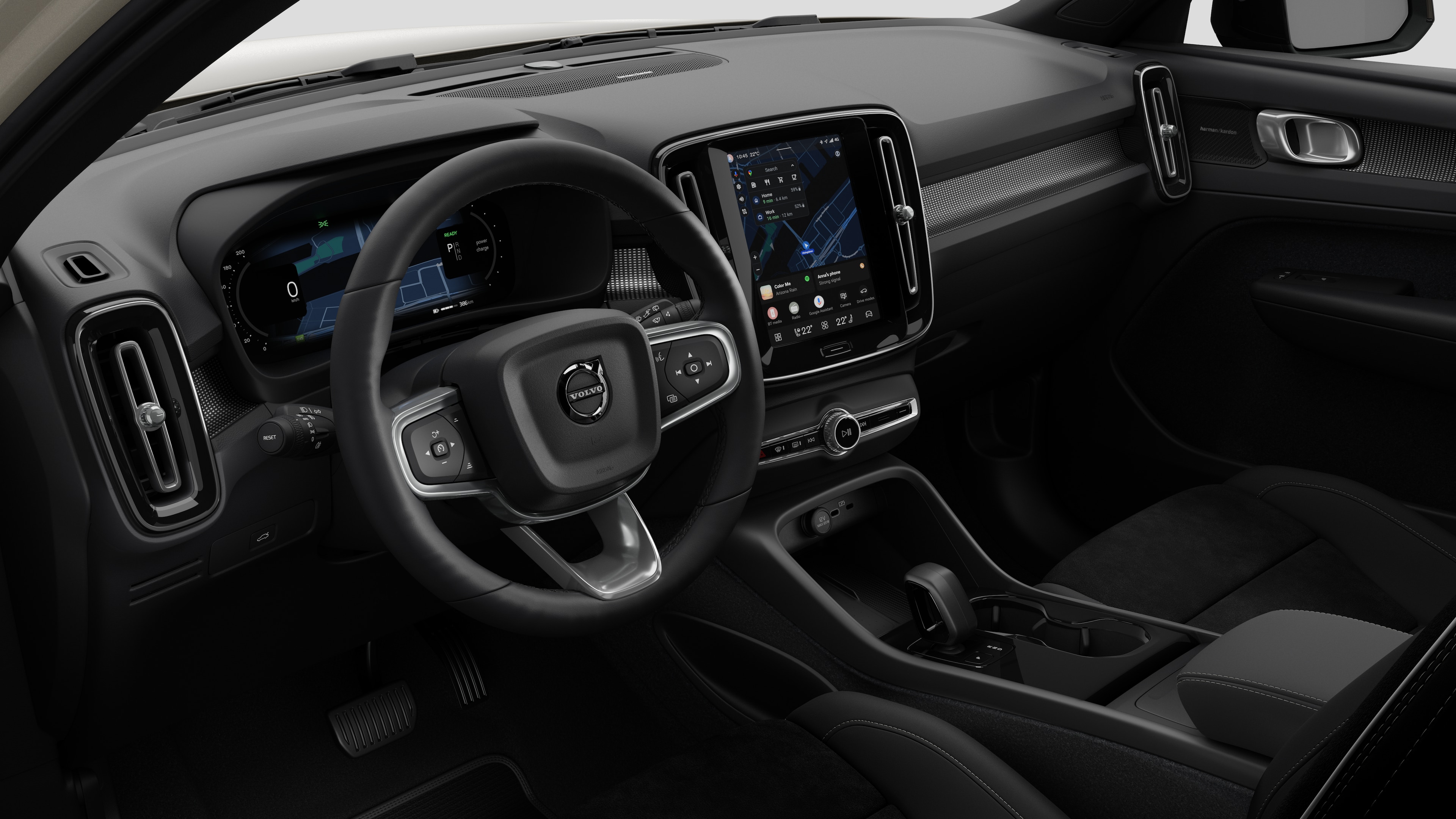 Vista interna di un'auto Volvo che mostra il cruscotto, il volante, la console centrale e lo schermo digitale sullo sfondo di uno studio.