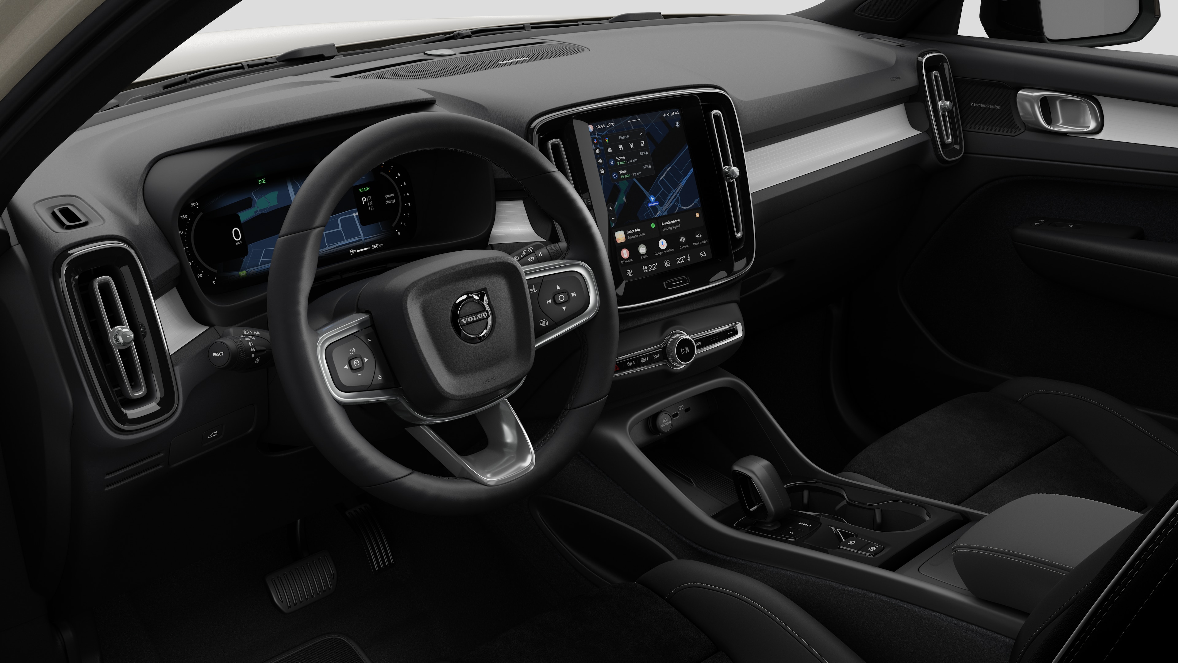 Volvo 汽車的內部視圖，以純色工作室背景顯示儀錶板、方向盤、中控台和數字顯示幕。