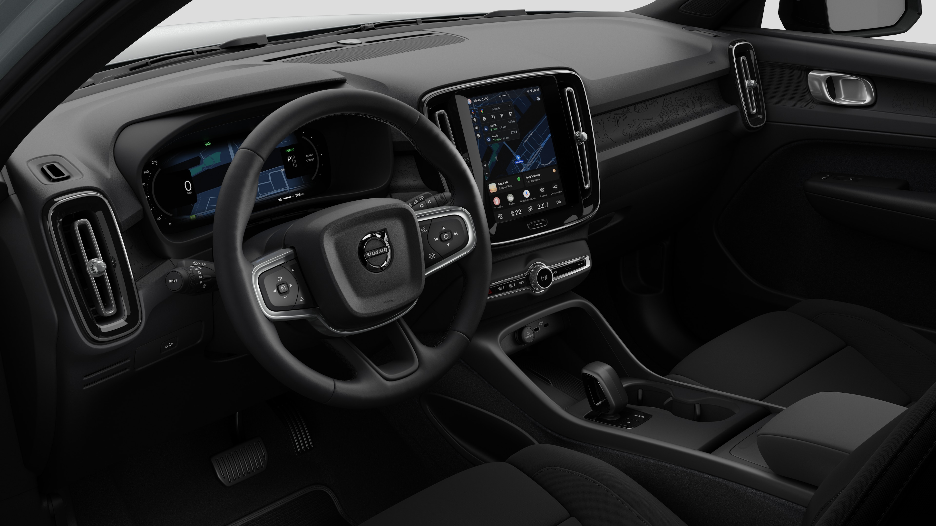 Binnenaanzicht van een Volvo met het dashboard, stuur, middenconsole en digitale display op een effen studioachtergrond.