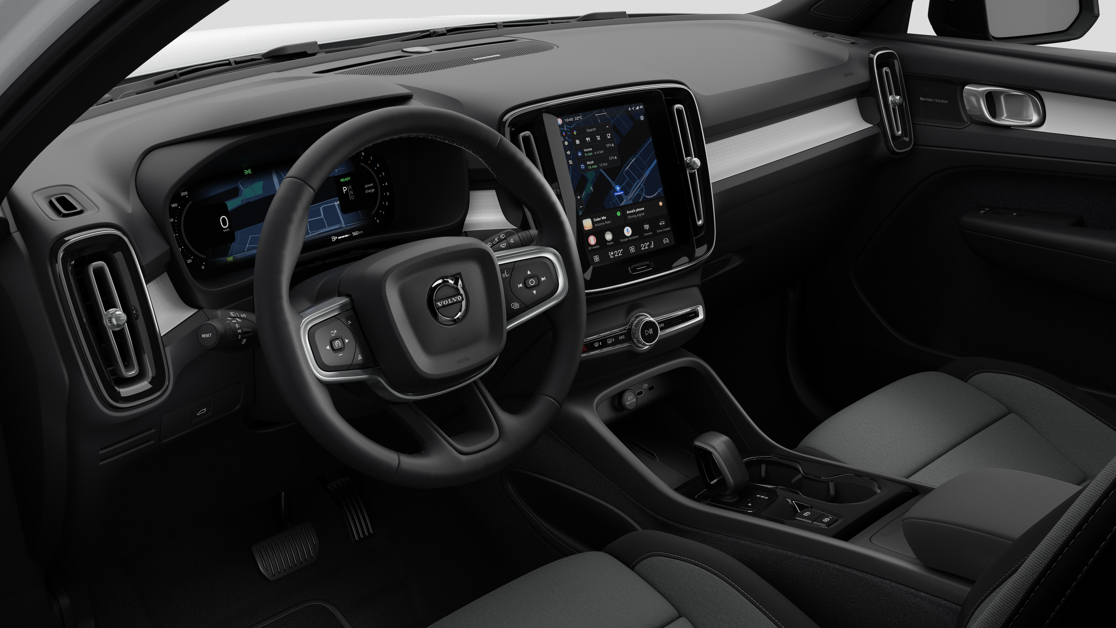 Innenansicht eines Volvo mit Armaturenbrett, Lenkrad, Mittelkonsole und digitalem Bildschirm in einem schlichten Studiohintergrund.