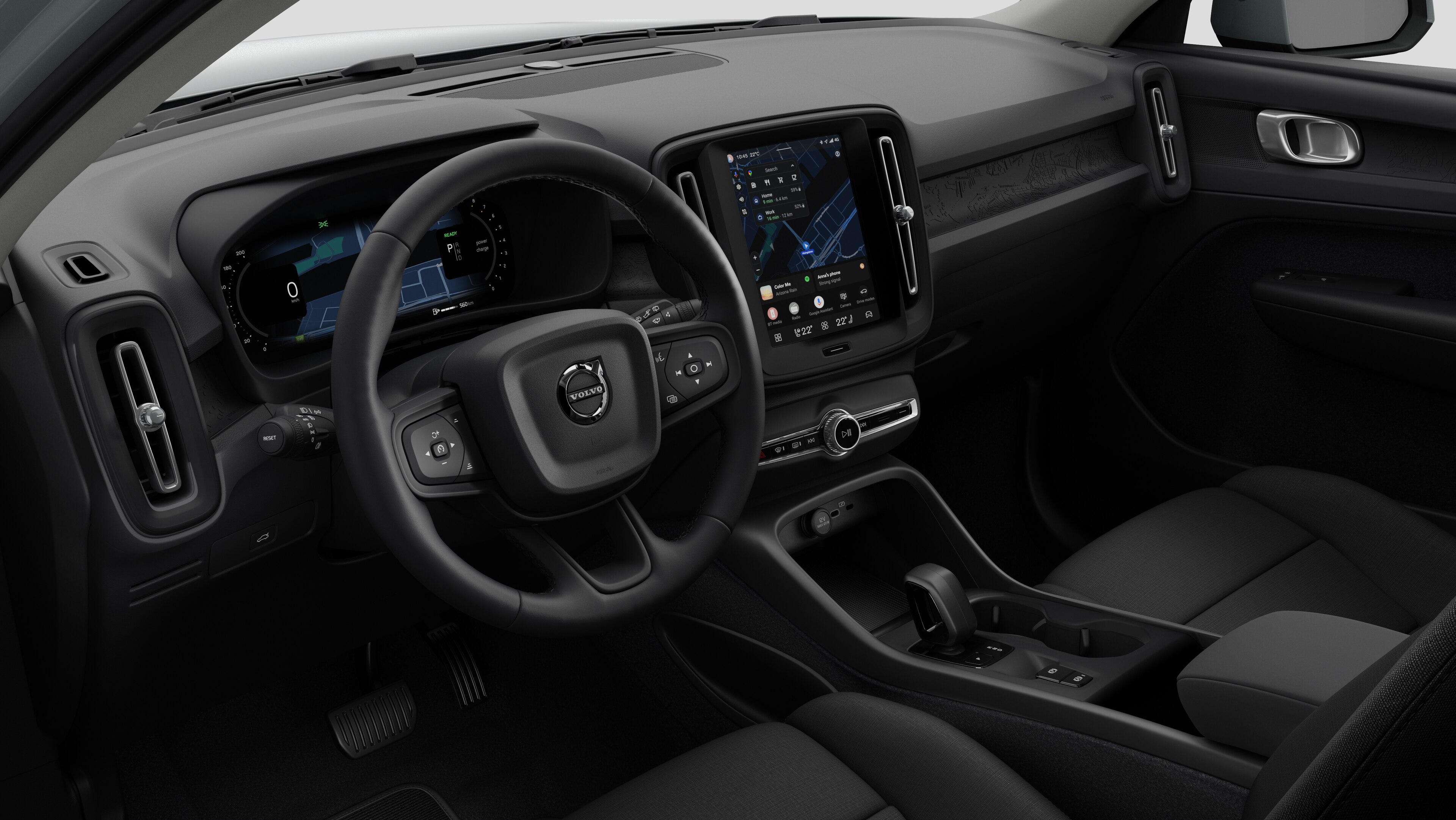 Binnenaanzicht van een Volvo met het dashboard, stuur, middenconsole en digitale display op een effen studioachtergrond.