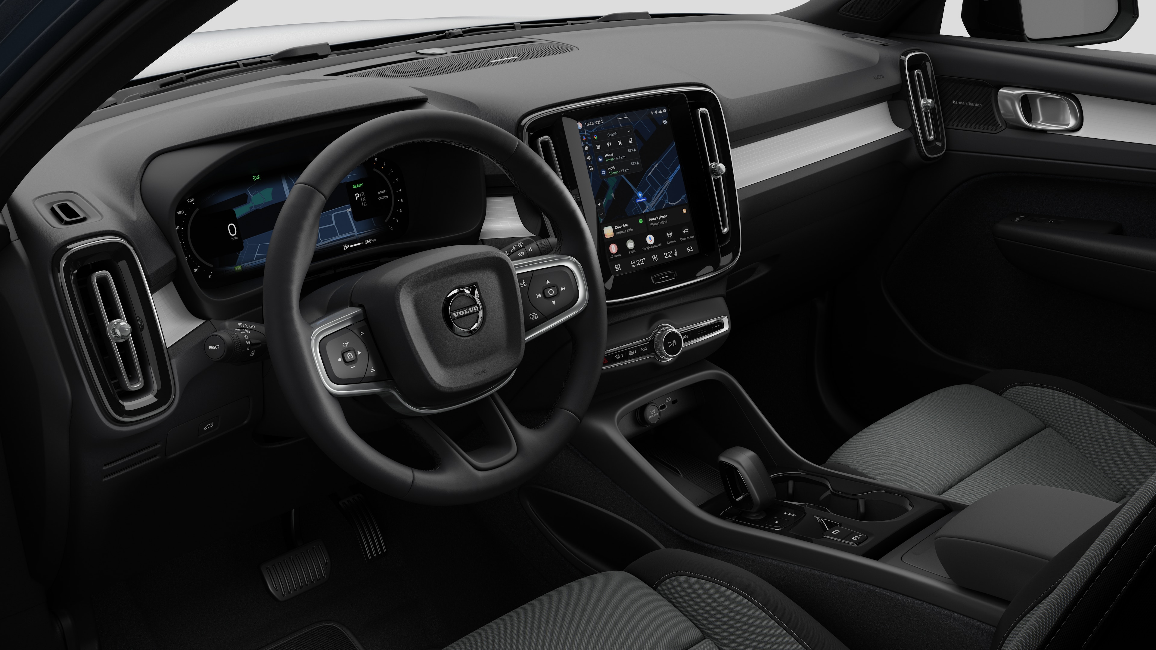 Innenansicht eines Volvo mit Armaturenbrett, Lenkrad, Mittelkonsole und digitalem Bildschirm in einem schlichten Studiohintergrund.