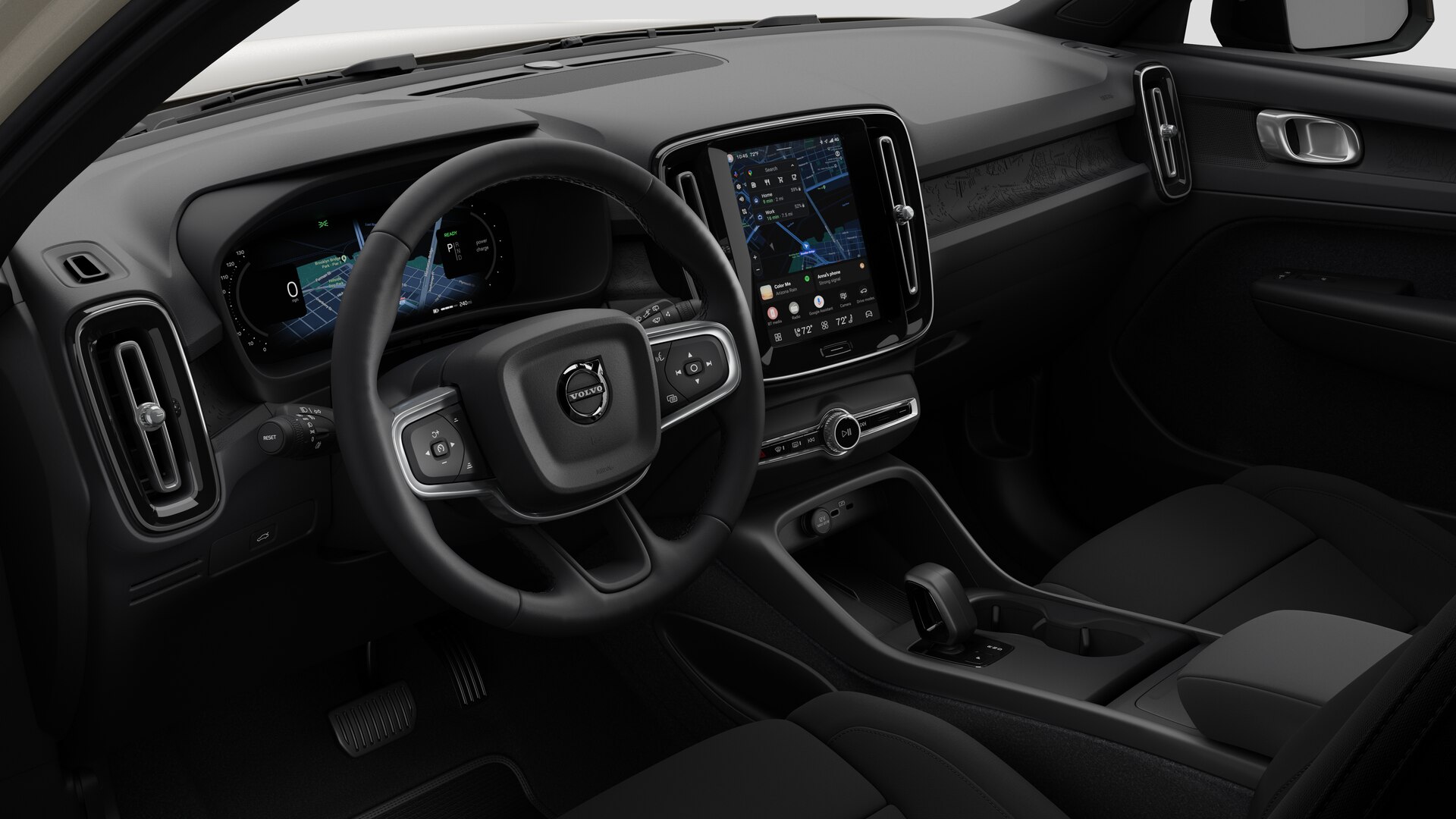 Vista interior de un vehículo Volvo que muestra el salpicadero, el volante, la consola central y la pantalla de visualización digital en un fondo de estudio liso.