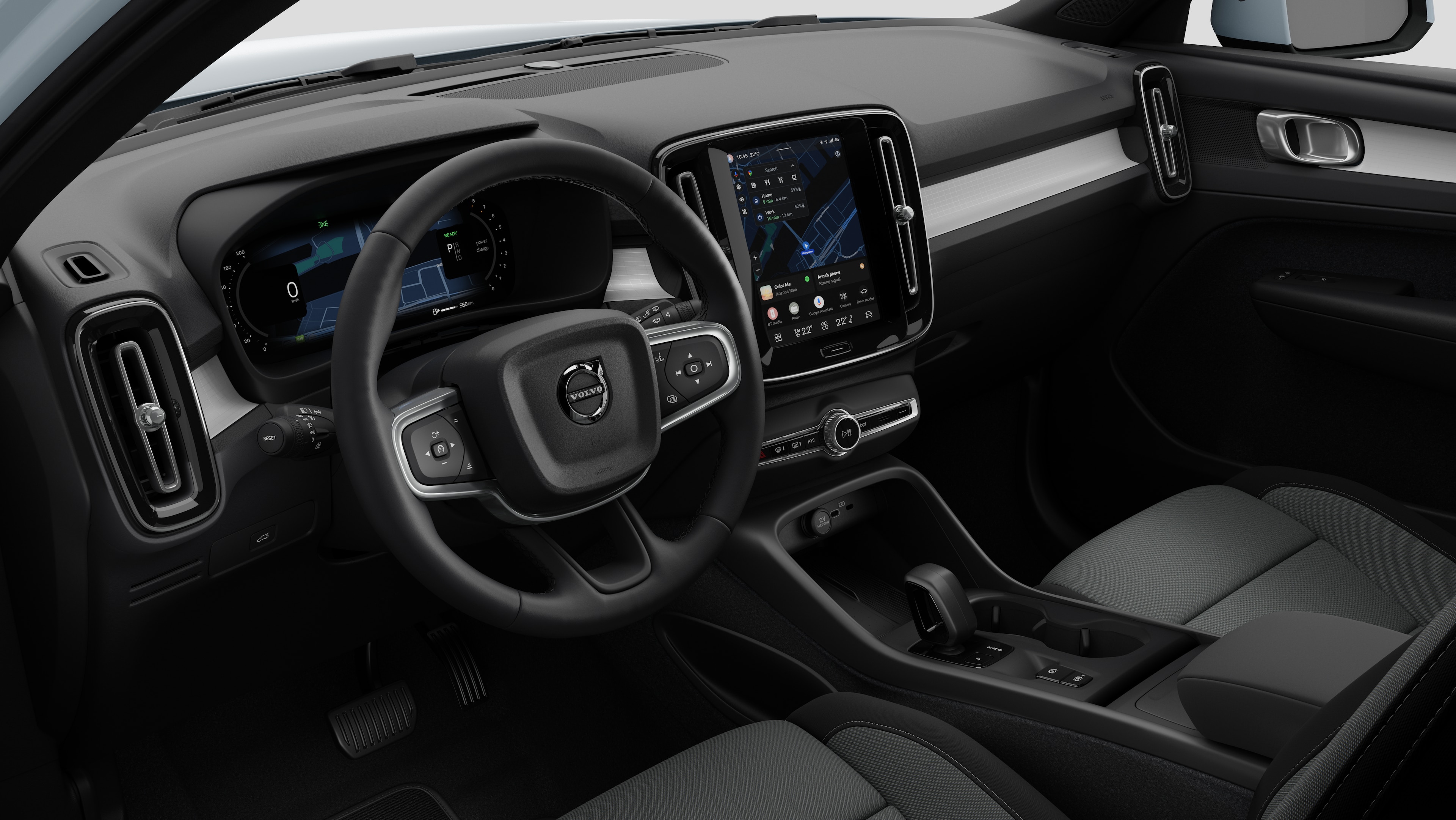 Εσωτερική άποψη ενός αυτοκινήτου Volvo που δείχνει το ταμπλό, το τιμόνι, την κεντρική κονσόλα και την ψηφιακή οθόνη σε απλό φόντο στούντιο.