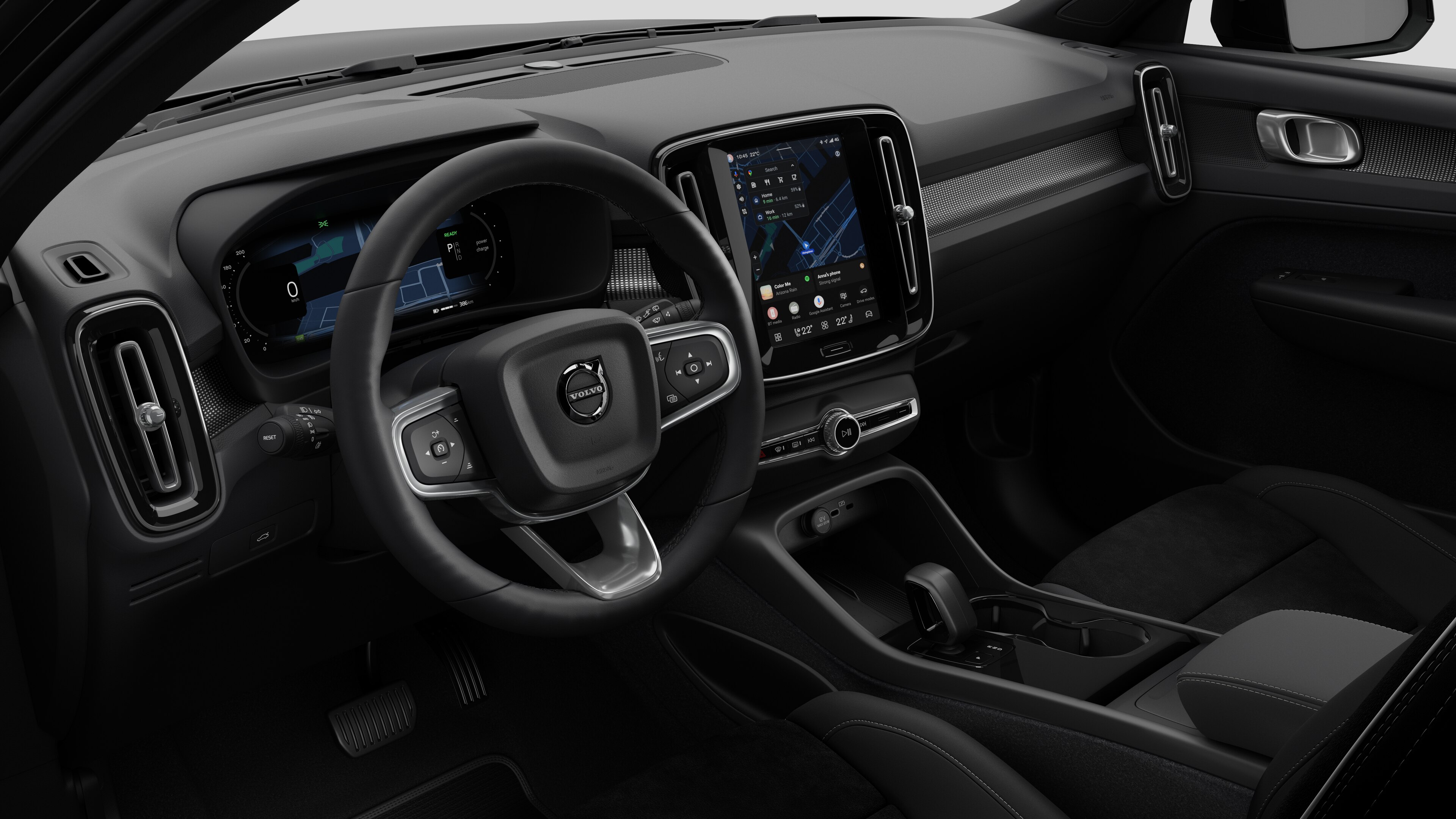 Vista interior de un vehículo Volvo que muestra el salpicadero, el volante, la consola central y la pantalla de visualización digital en un fondo de estudio liso.