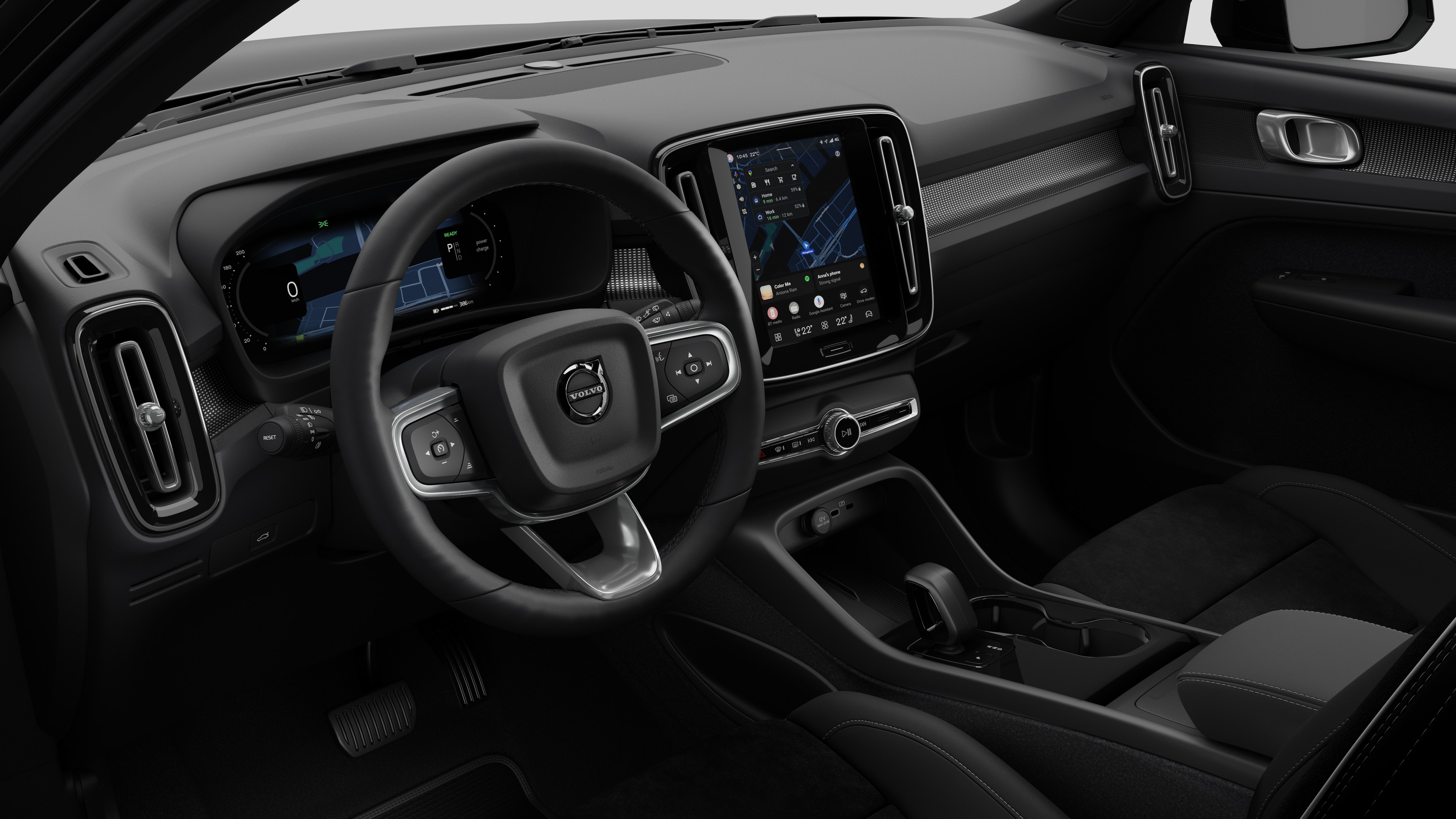 Vista interior de un vehículo Volvo que muestra el salpicadero, el volante, la consola central y la pantalla de visualización digital en un fondo de estudio liso.