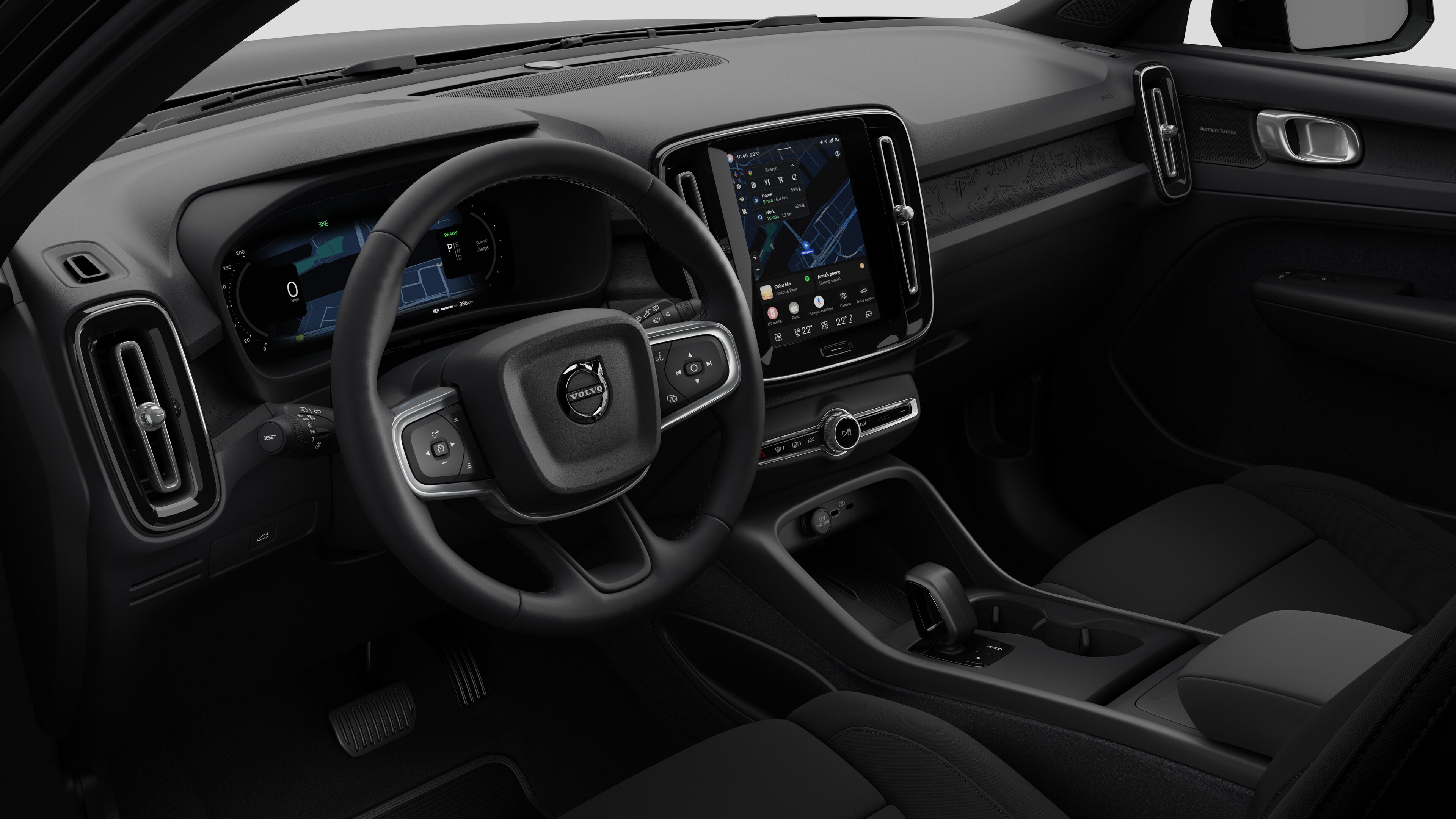Innenansicht eines Volvo mit Armaturenbrett, Lenkrad, Mittelkonsole und digitalem Bildschirm vor einem schlichten Studiohintergrund.