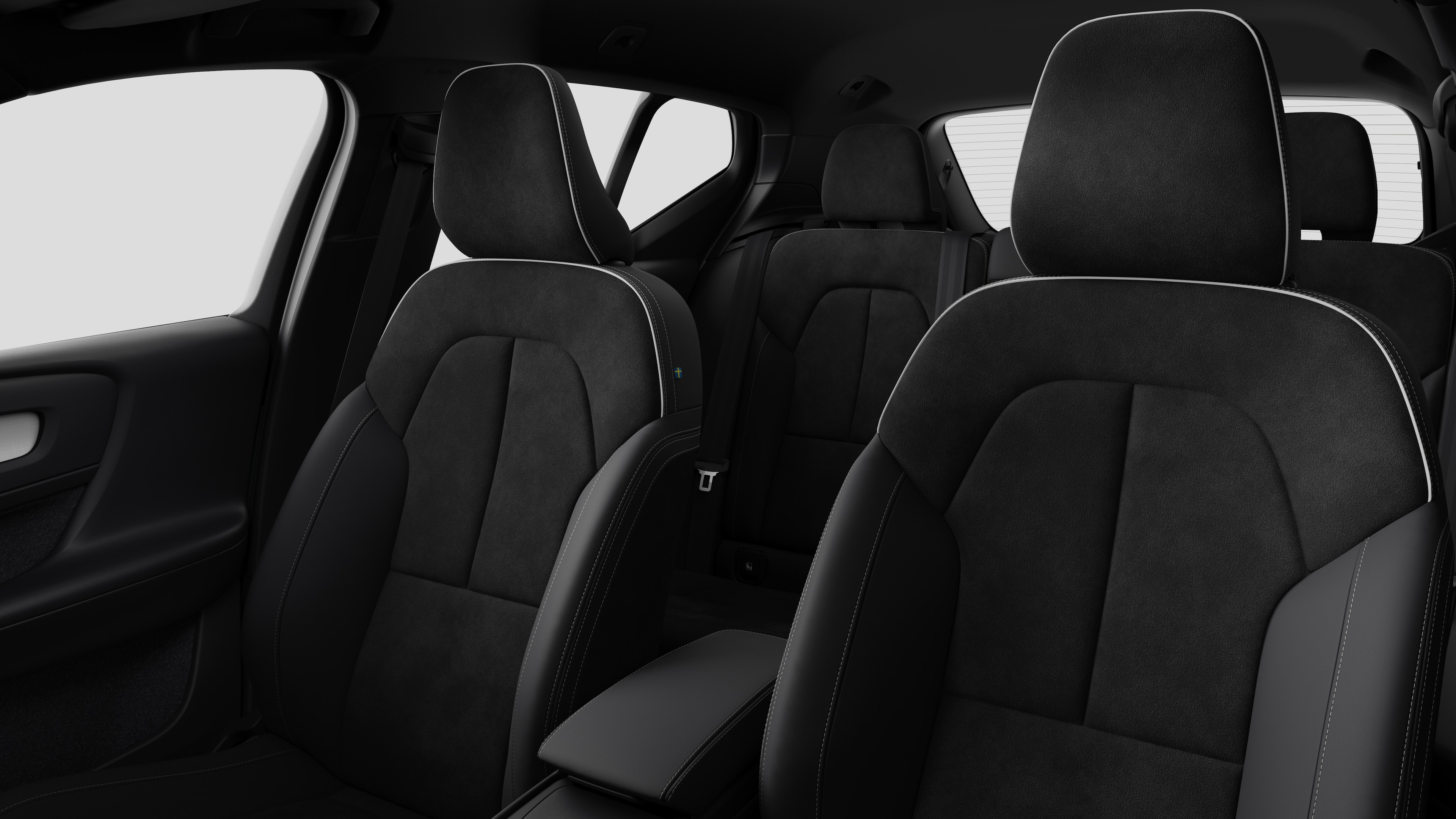 Intérieur d’une Volvo montrant les sièges passager arrière et la console centrale en arrière-plan de studio.