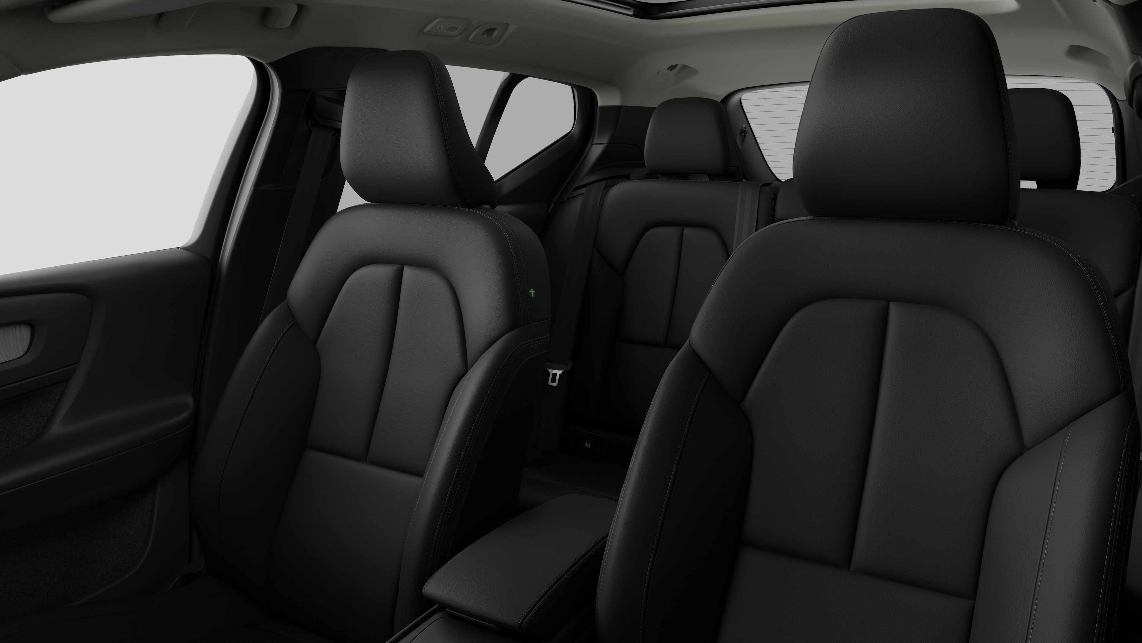 תא הנוסעים של מכונית וולוו מציג את מושבי הנוסע האחורי והקונסולה המרכזית ברקע סטודיו רגיל.