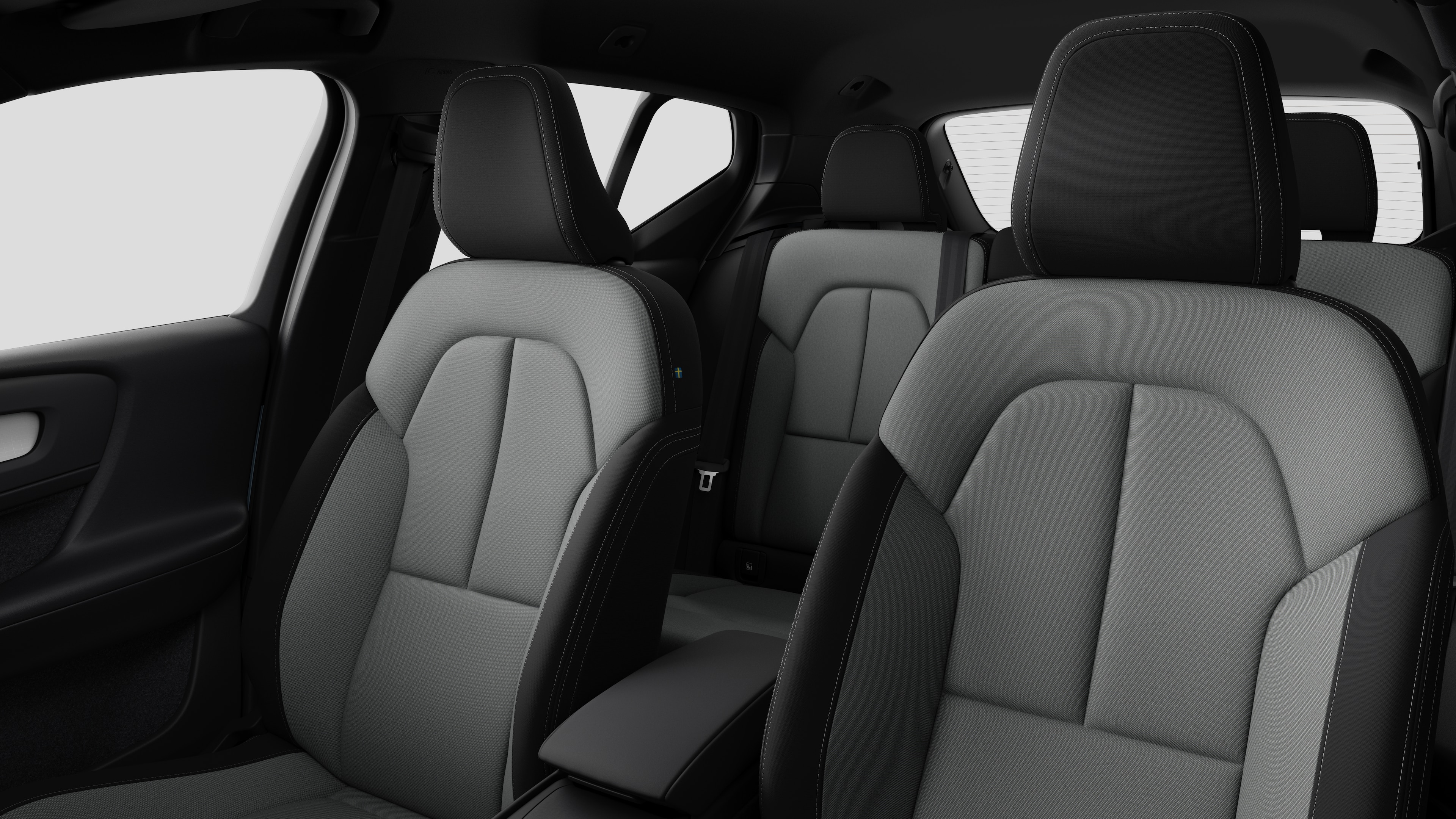 Intérieur d’une Volvo montrant les sièges passager arrière et la console centrale en arrière-plan de studio.