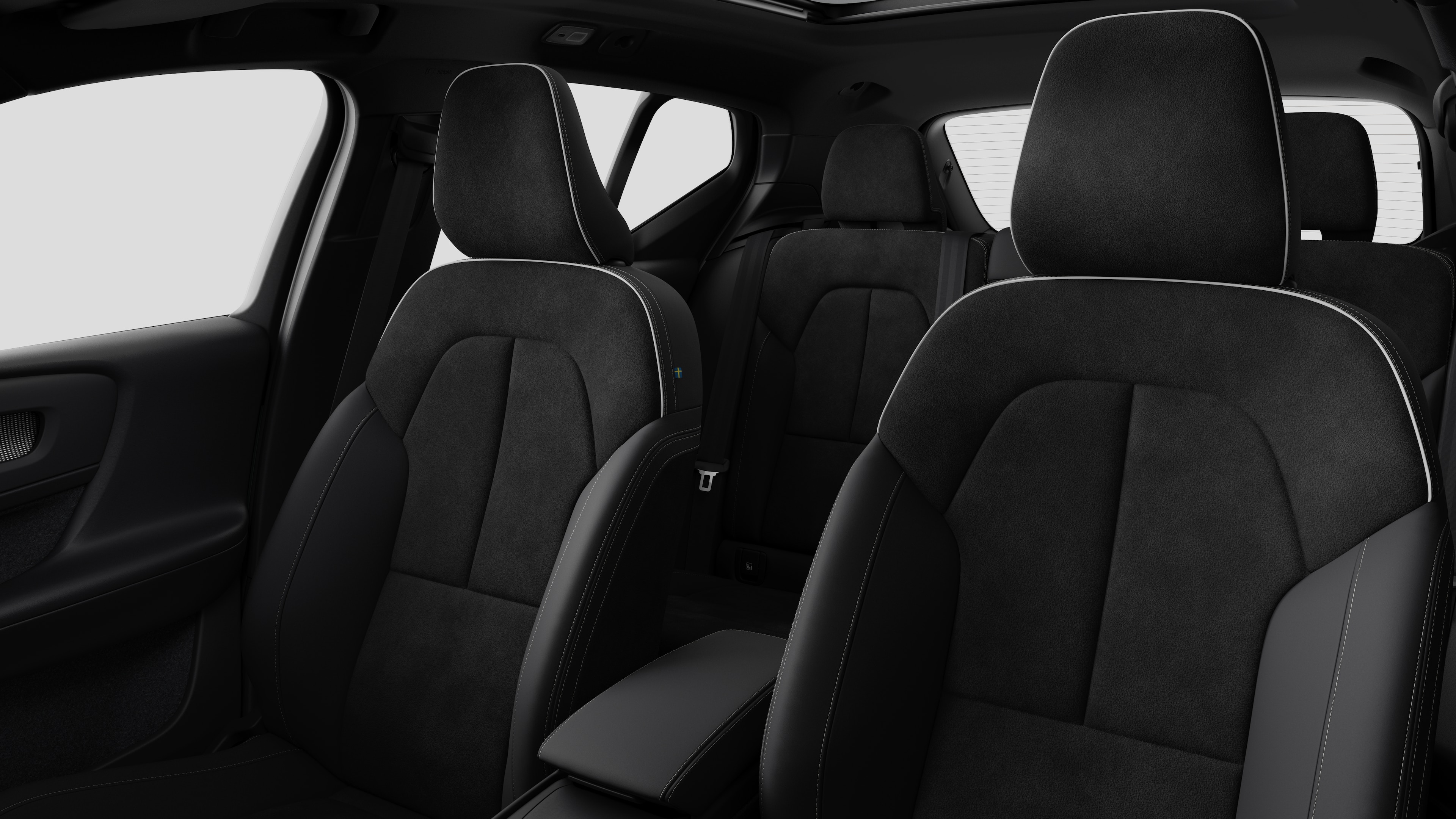 Intérieur d’une Volvo montrant les sièges passager arrière et la console centrale en arrière-plan de studio.