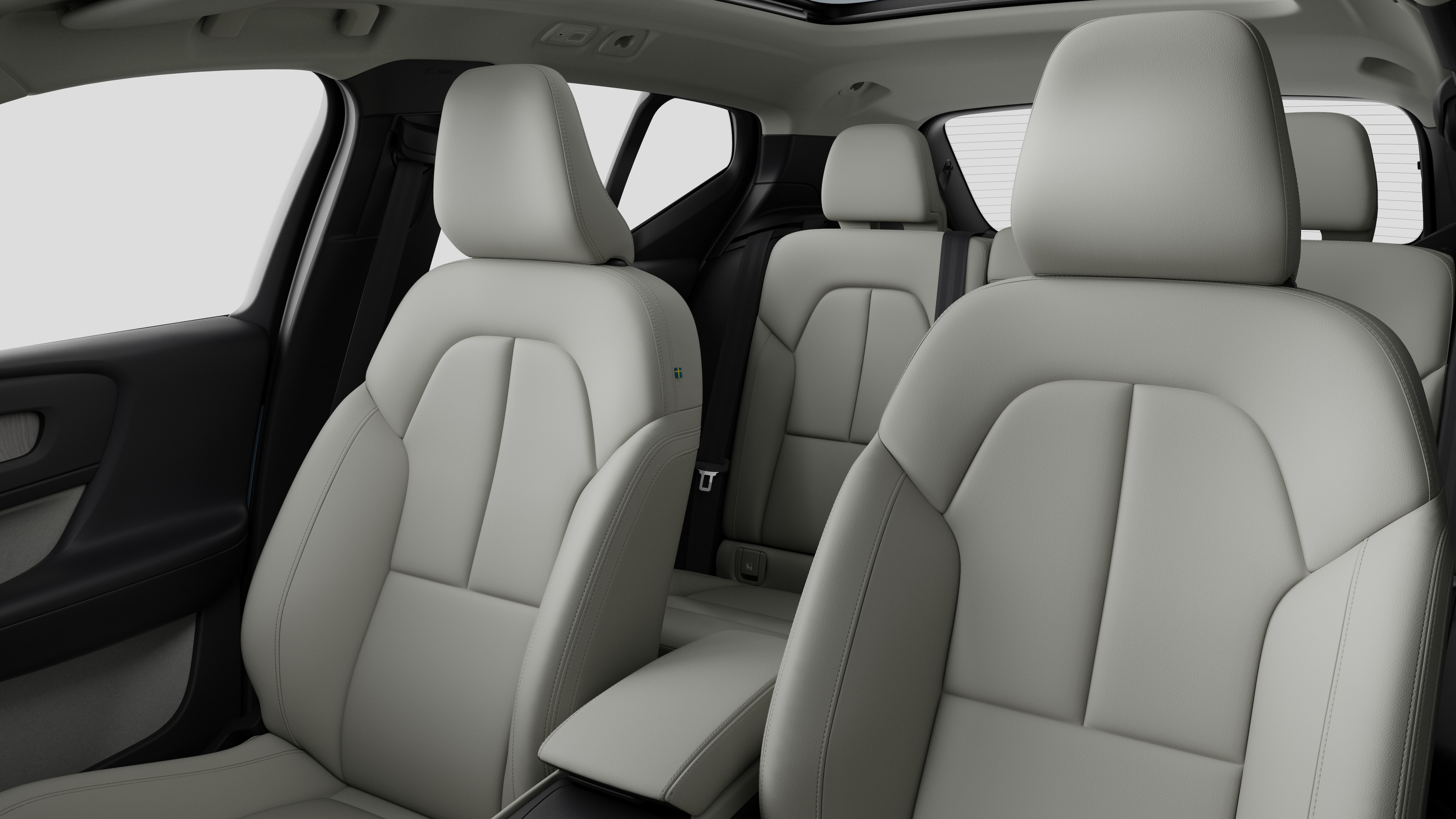 평범한 스튜디오 배경에 뒷좌석 조수석과 중앙 콘솔을 보여주는 볼보 자동차 내부.