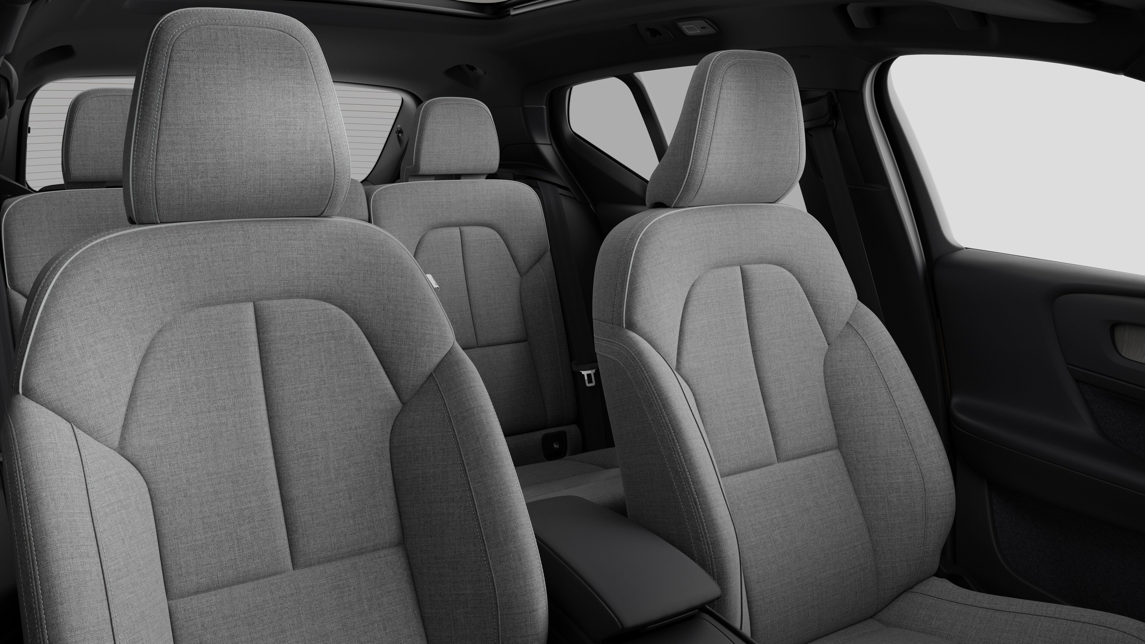 無地のスタジオを背景に、後部座席とセンターコンソールを収めたボルボ車のインテリア。