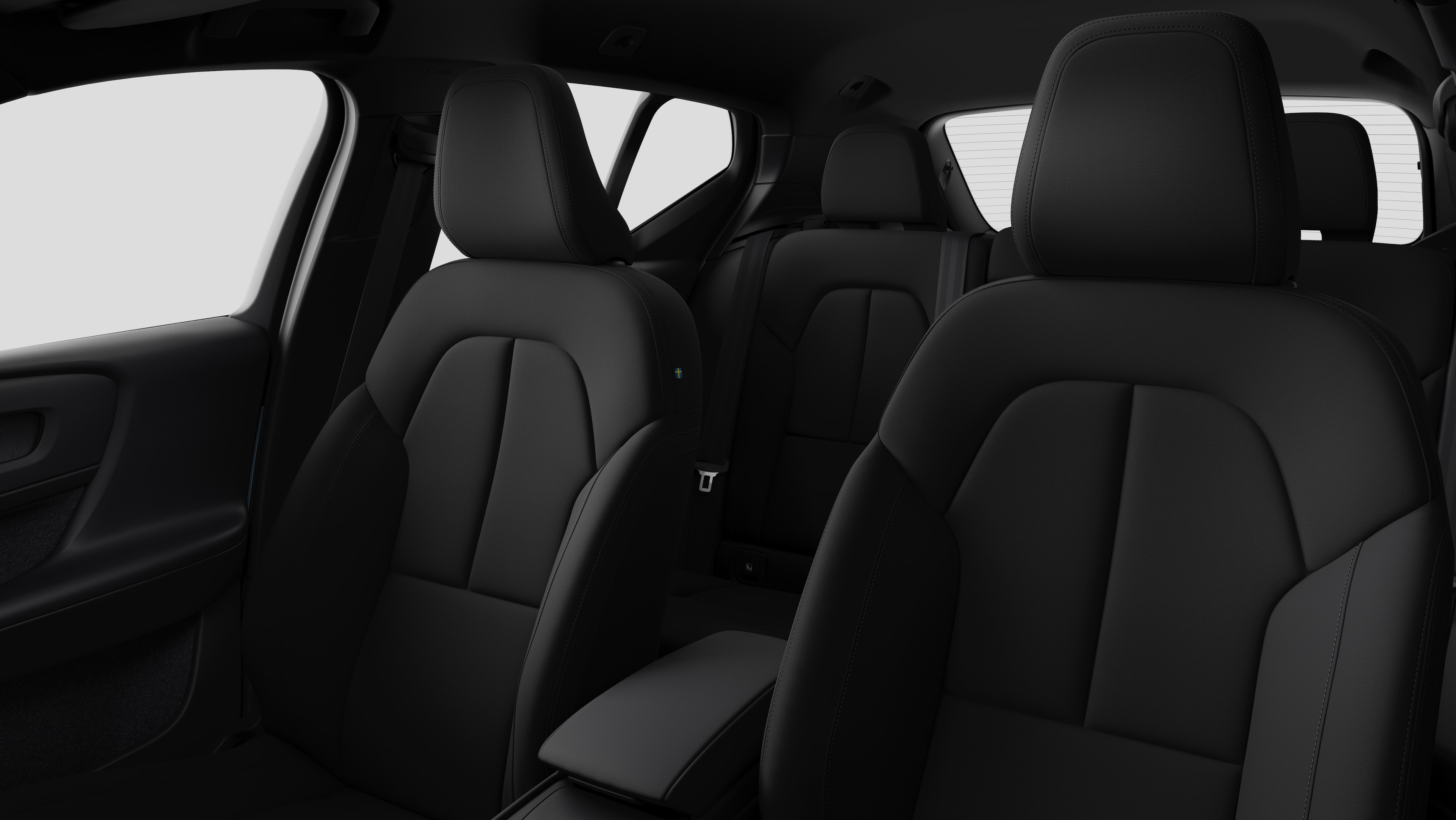 Volvo -auton sisätilat, takamatkustajan istuimet ja keskikonsoli selkeällä studiotaustalla.