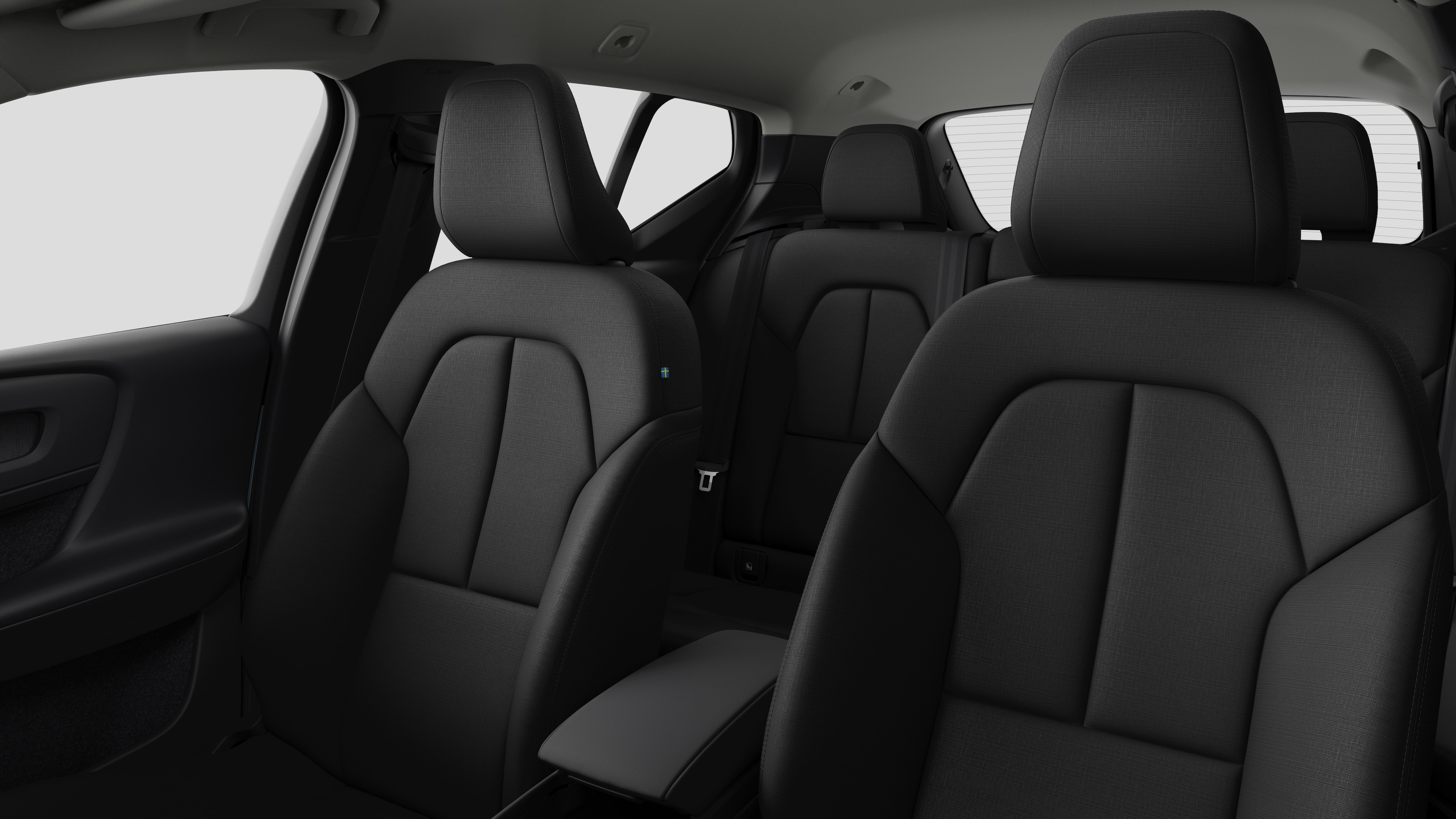 Innenraum eines Volvo mit Rücksitzen und Mittelkonsole im schlichten Studiohintergrund.