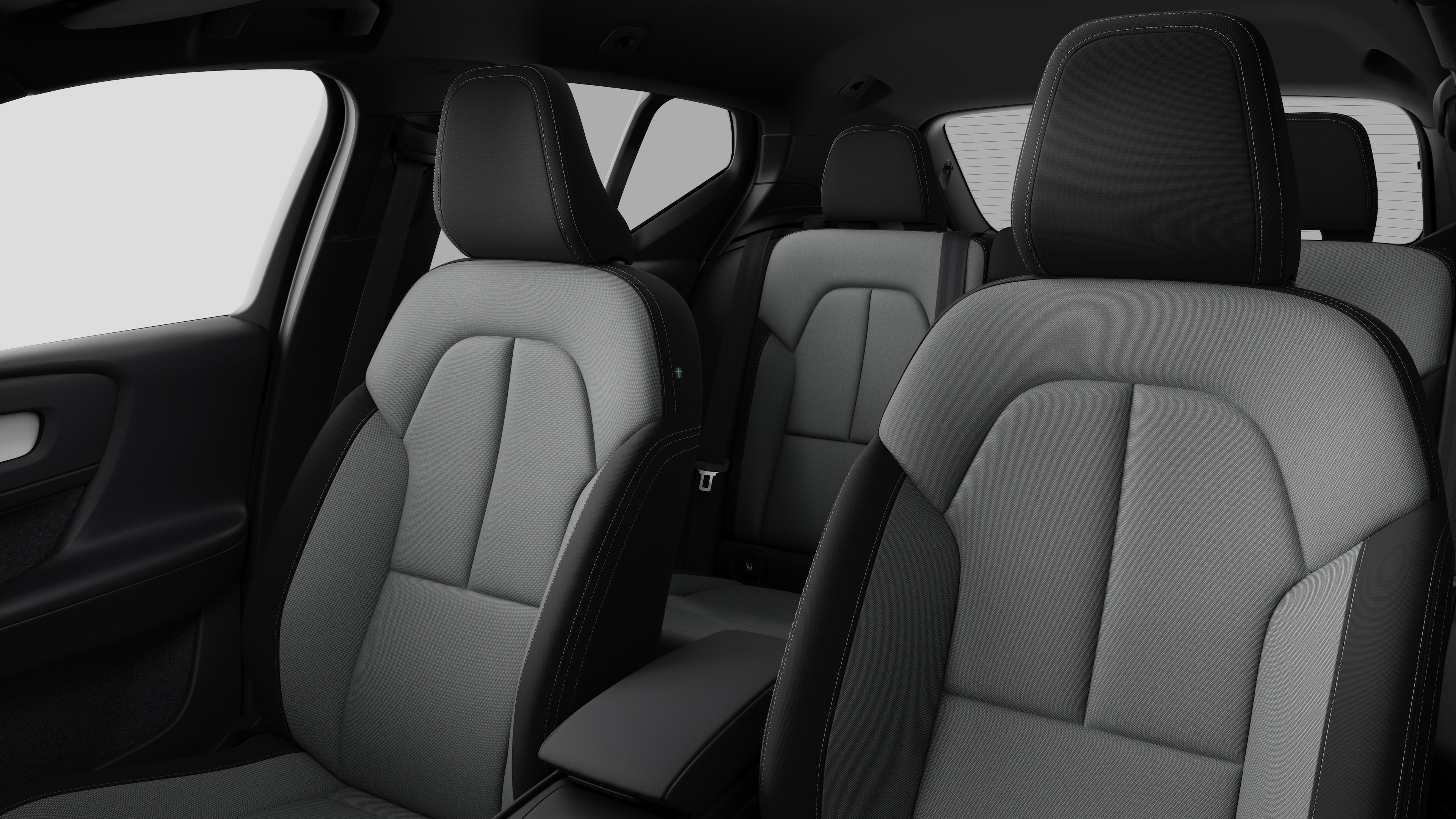 Intérieur d’une Volvo montrant les sièges passagers arrière et la console centrale dans un studio uni.