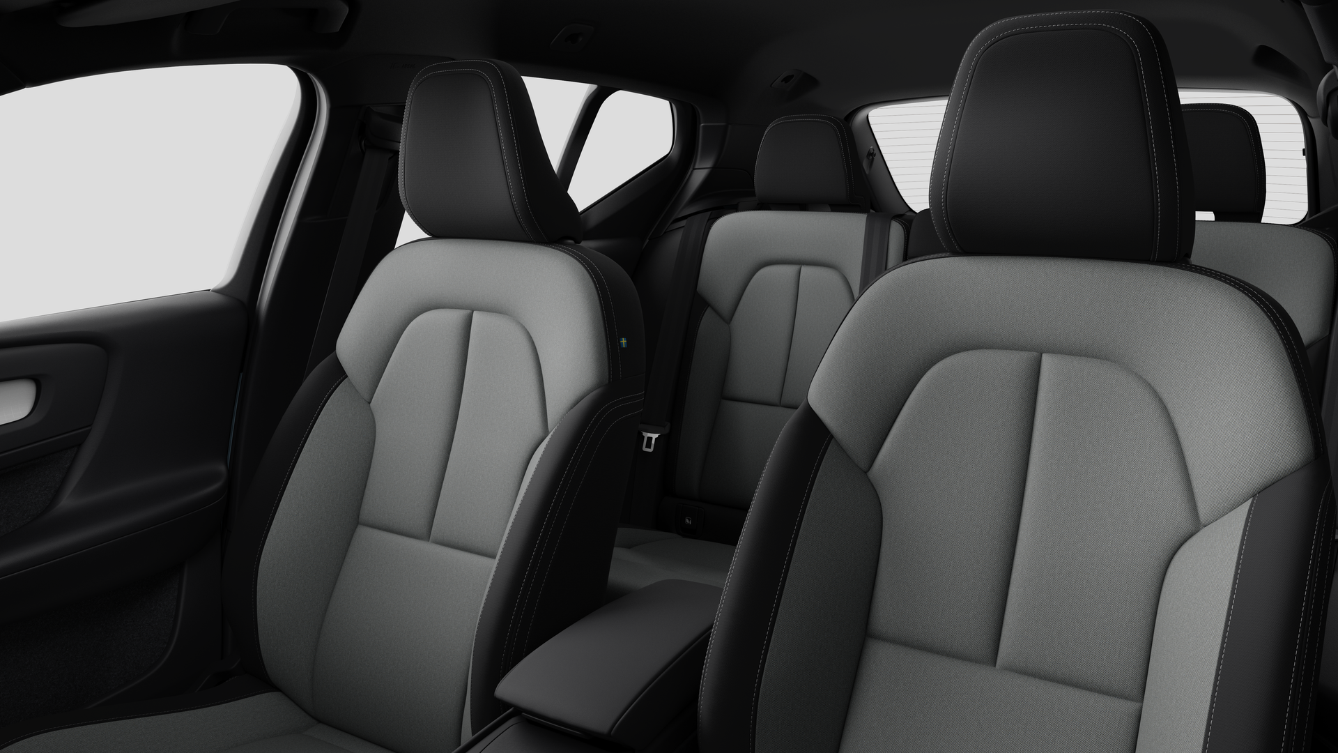 Interiér vozidla Volvo so zadnými sedadlami spolujazdcov a stredovou konzolou v pozadí obyčajného štúdia.