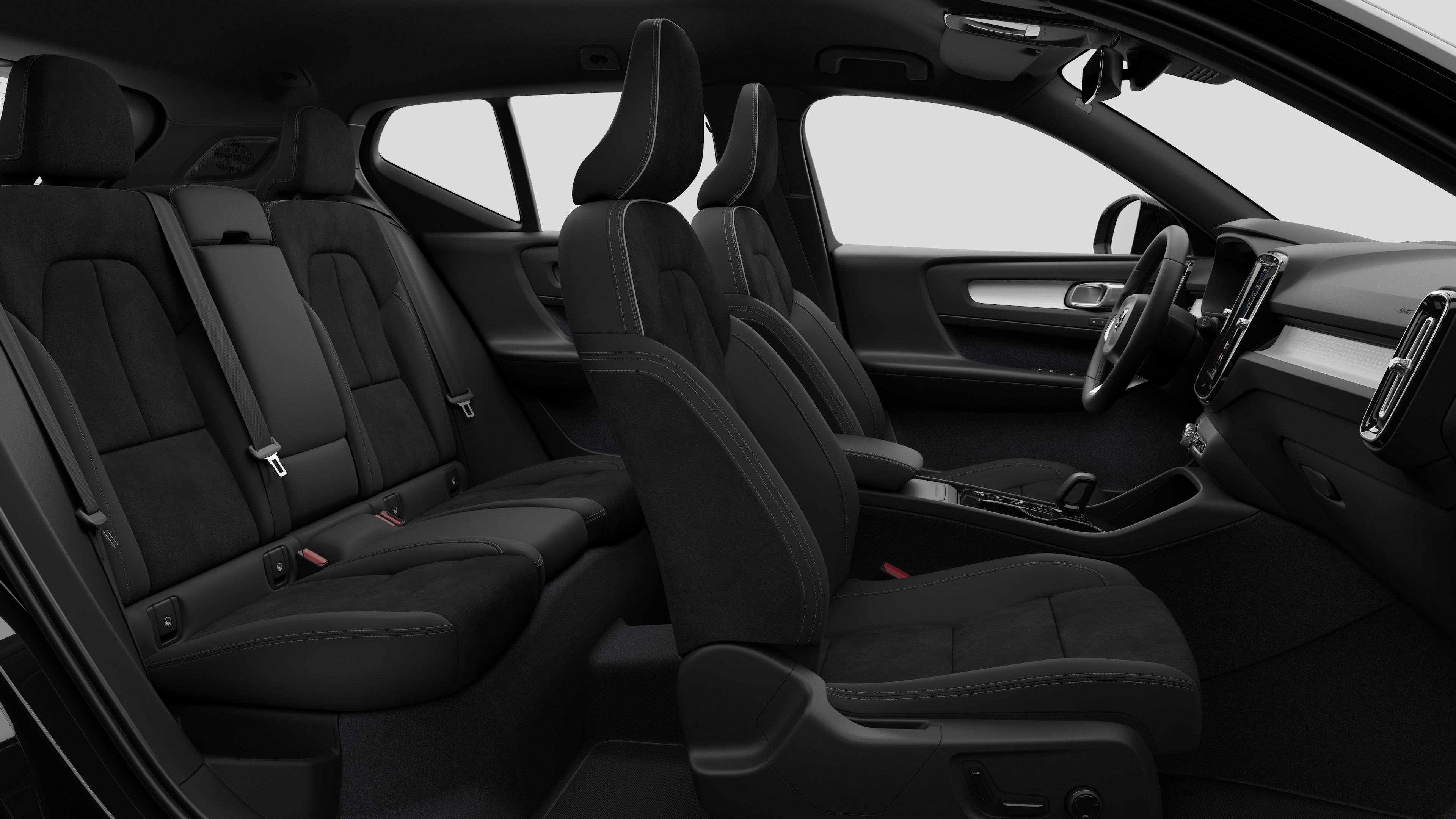 Vista lateral do interior do automóvel Volvo a mostrar os bancos dianteiros, os bancos do passageiro traseiro, o volante, o painel de instrumentos e a consola central, contra um fundo de estúdio simples.