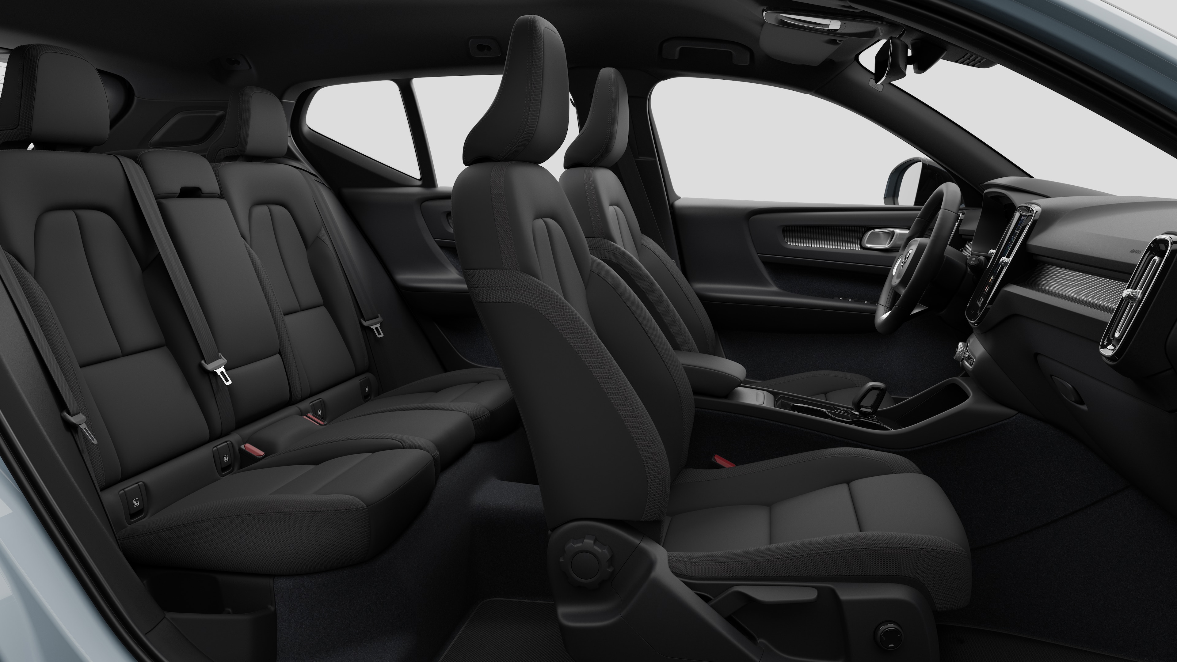 Seitenansicht des Innenraums eines Volvo mit Vordersitzen, Beifahrersitzen, Lenkrad, Armaturenbrett und Mittelkonsole vor einem schlichten Studiohintergrund.