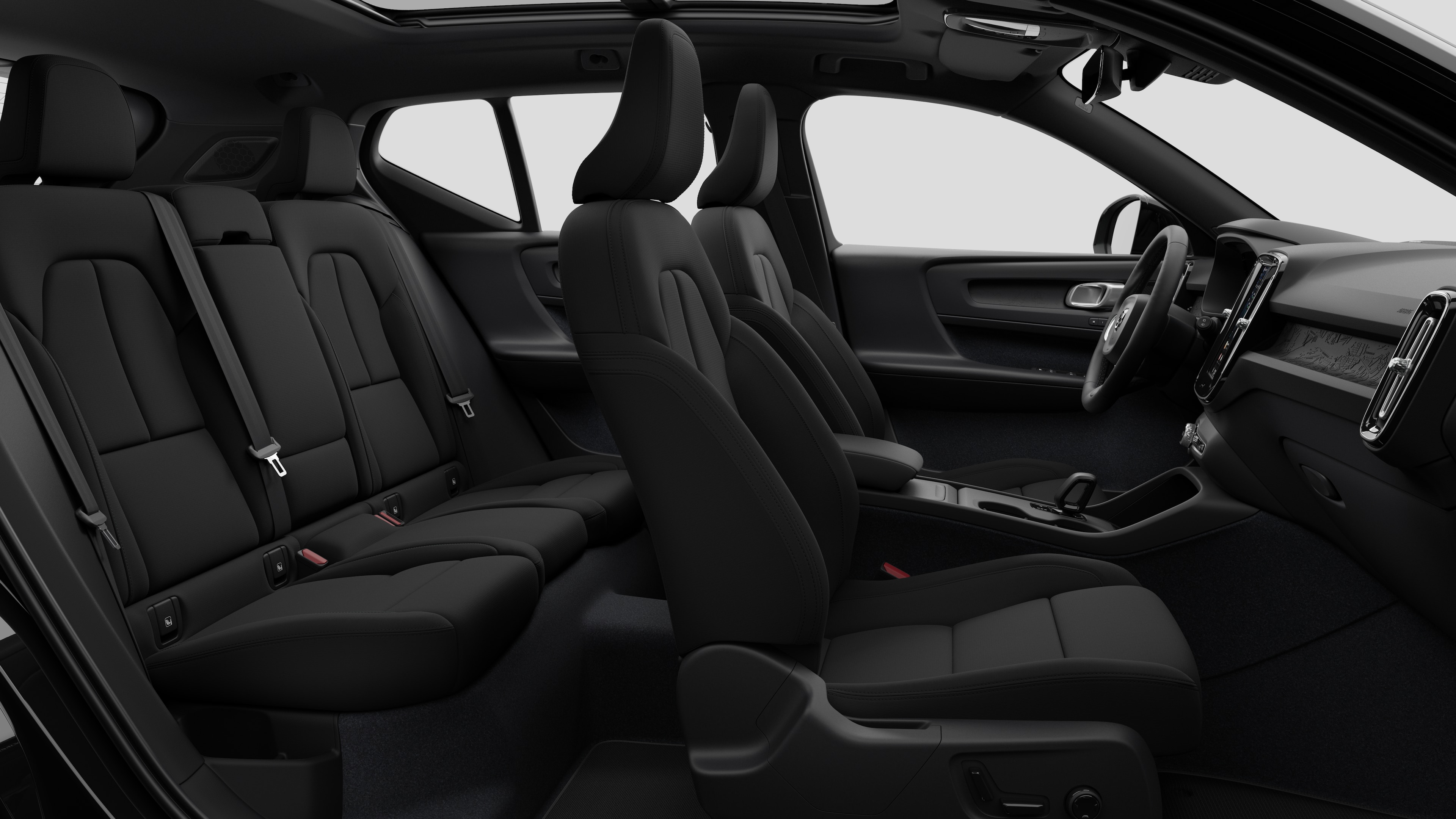 Volvo -auton sisätilojen sivunäkymä, jossa näkyy etuistuimet, takamatkustajan istuimet, ohjauspyörä, kojelauta ja keskikonsoli studiotaustaa vasten.