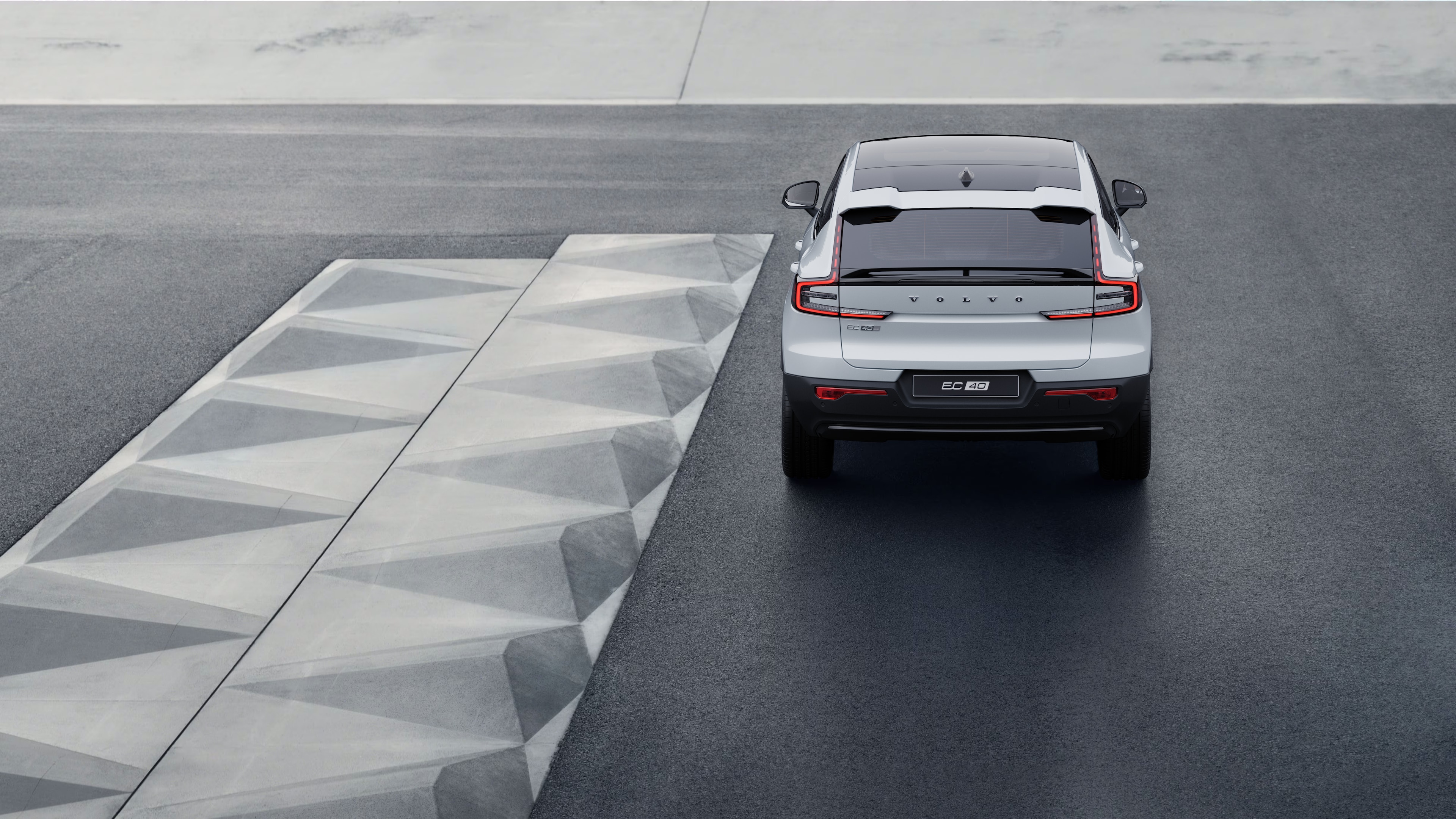 Volvo tagantvaade rannaäärsele taustaga käänulisele rannateele.