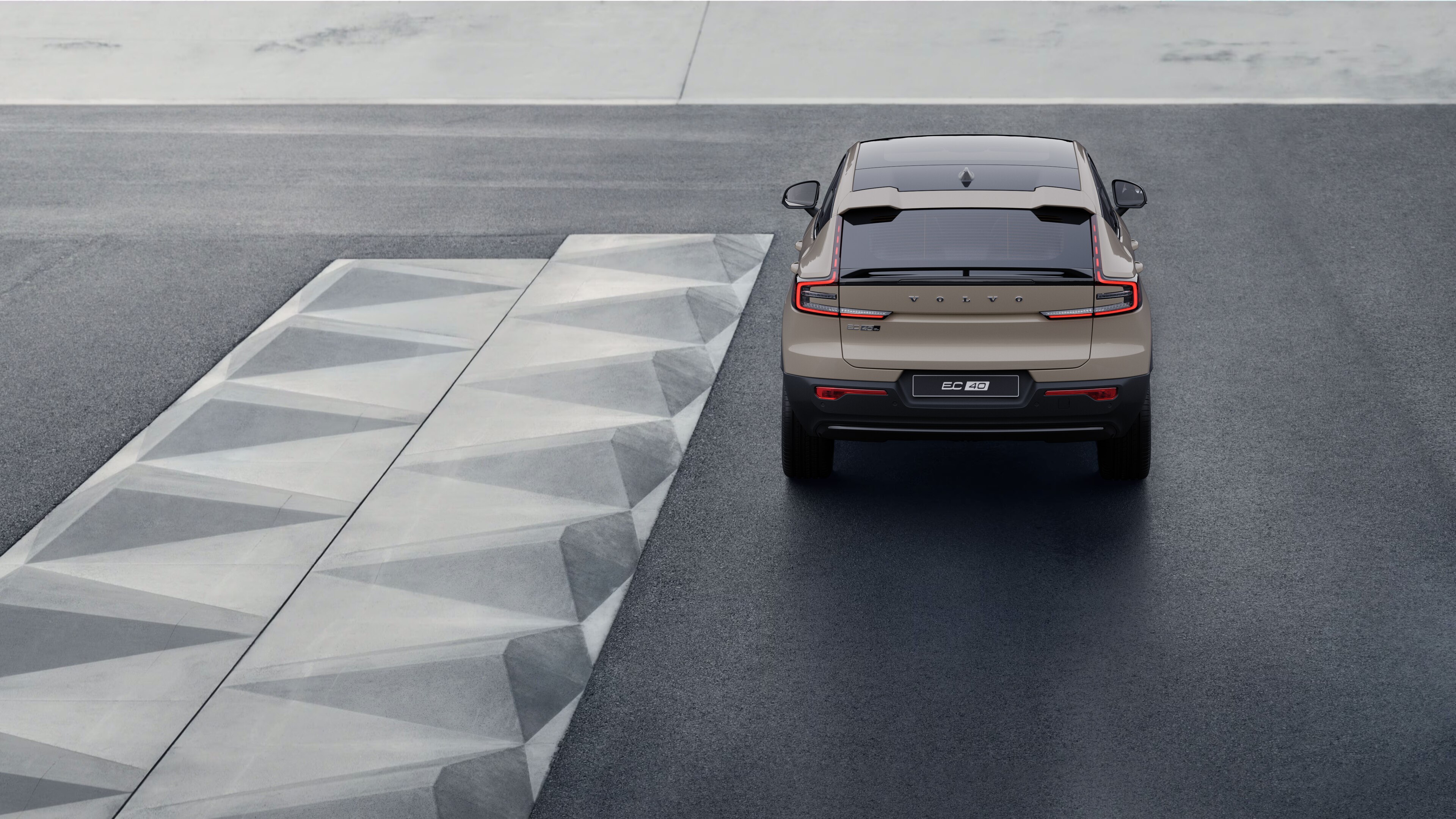 Sahilboyu arxa fona malik küləkli sahil yolunda Volvo avtomobilinin arxa görünüşü.