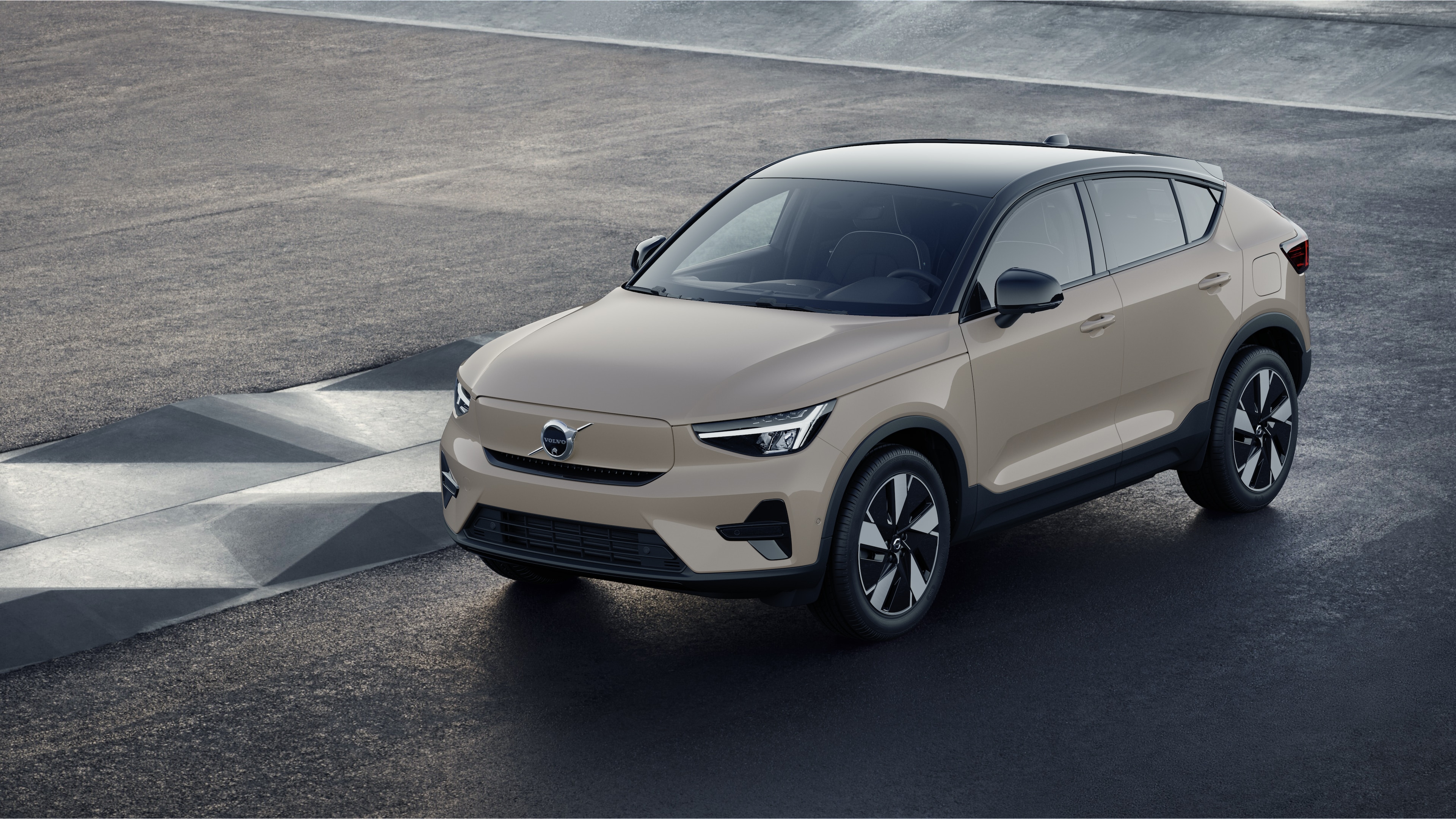 Exterior do automóvel Volvo numa vista de três quartos contra um fundo de parede de betão industrial.