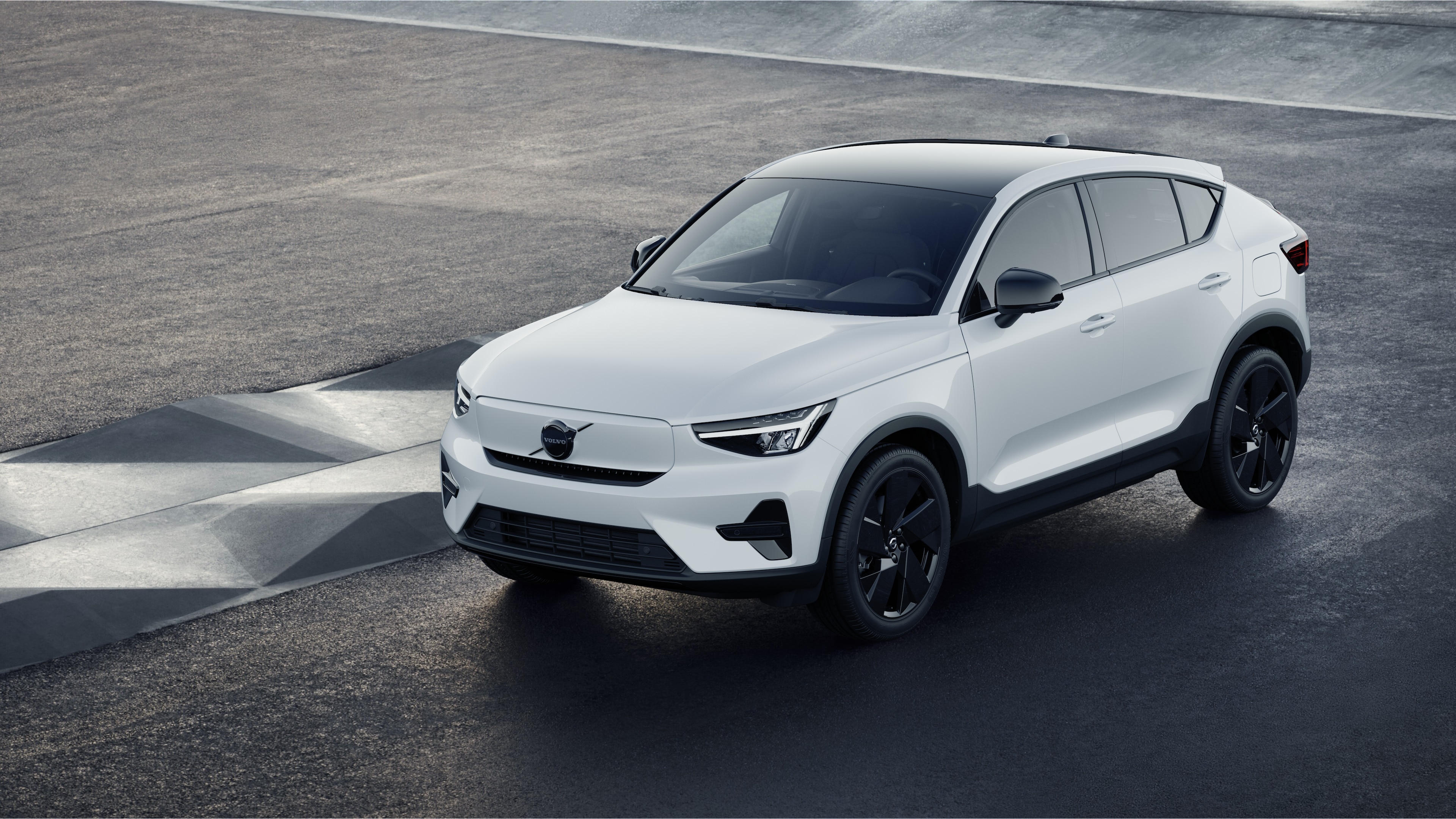 Außenansicht eines Volvo Fahrzeugs in Dreiviertelansicht vor einer industriellen Betonwand.