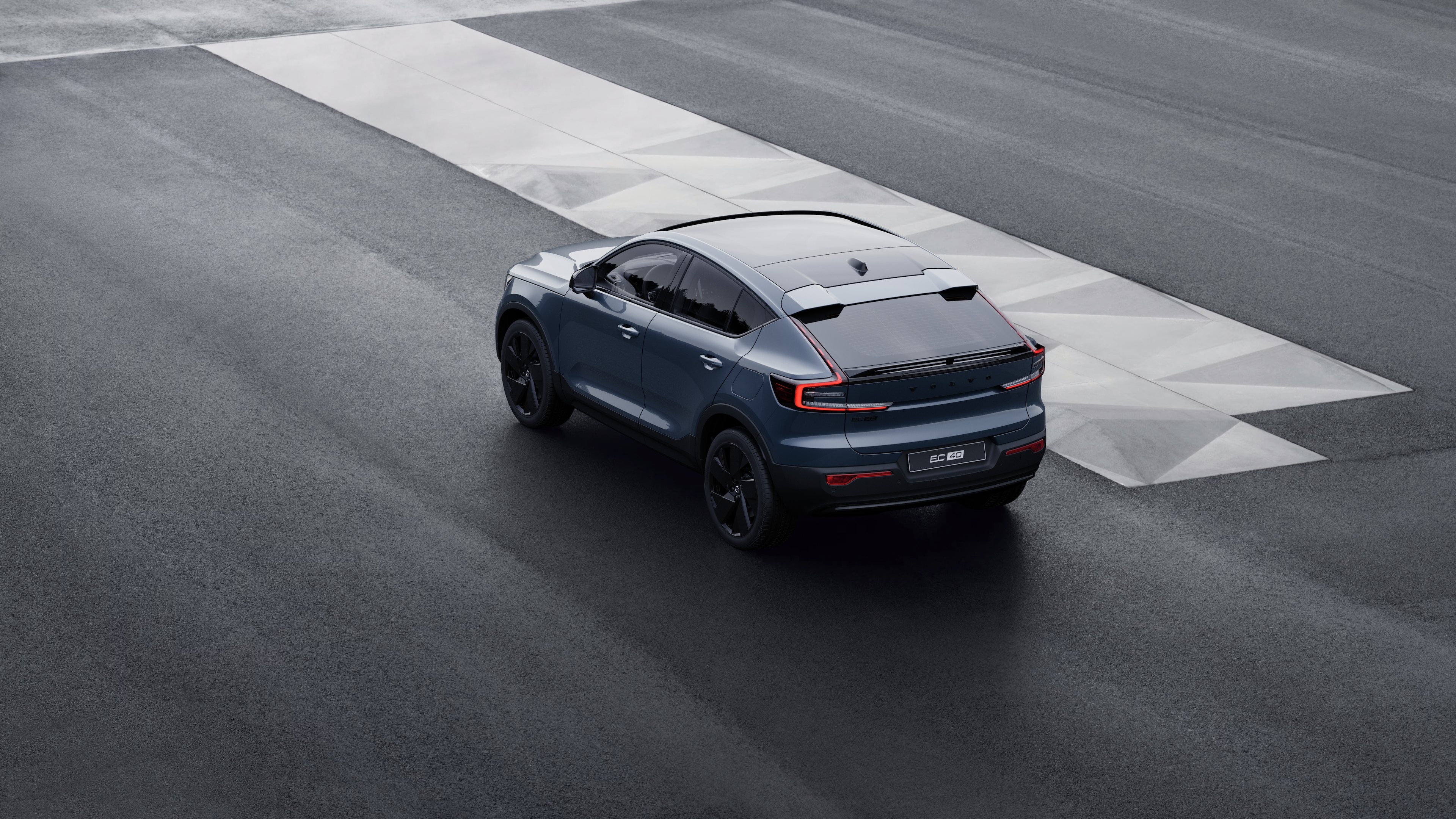 Dreiviertelansicht eines Volvo im Heck, der vor einer Betonwand auf einer städtischen Straße geparkt ist.