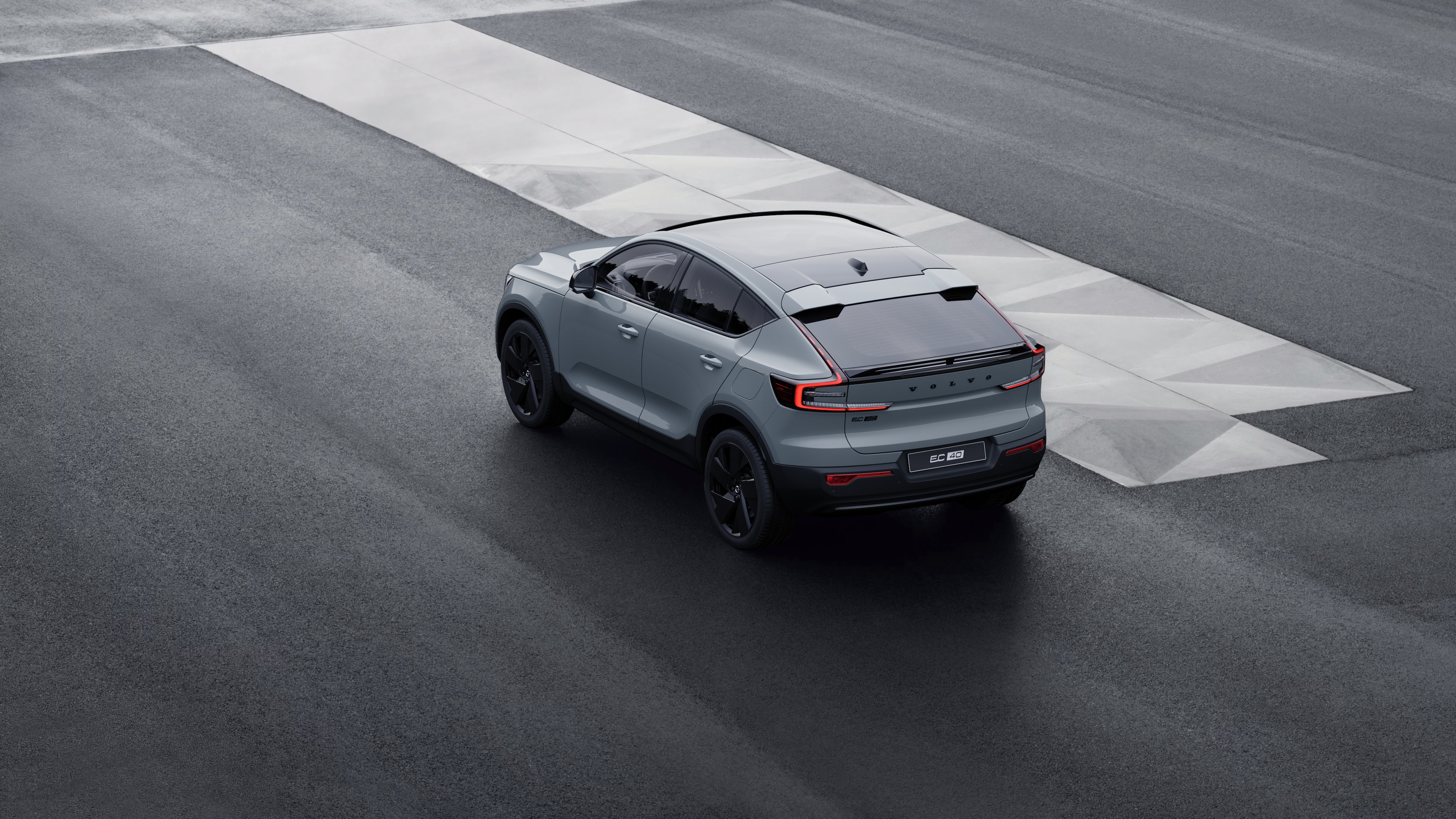 Dreiviertelansicht eines Volvo im Heck, der vor einer Betonwand auf einer städtischen Straße geparkt ist.